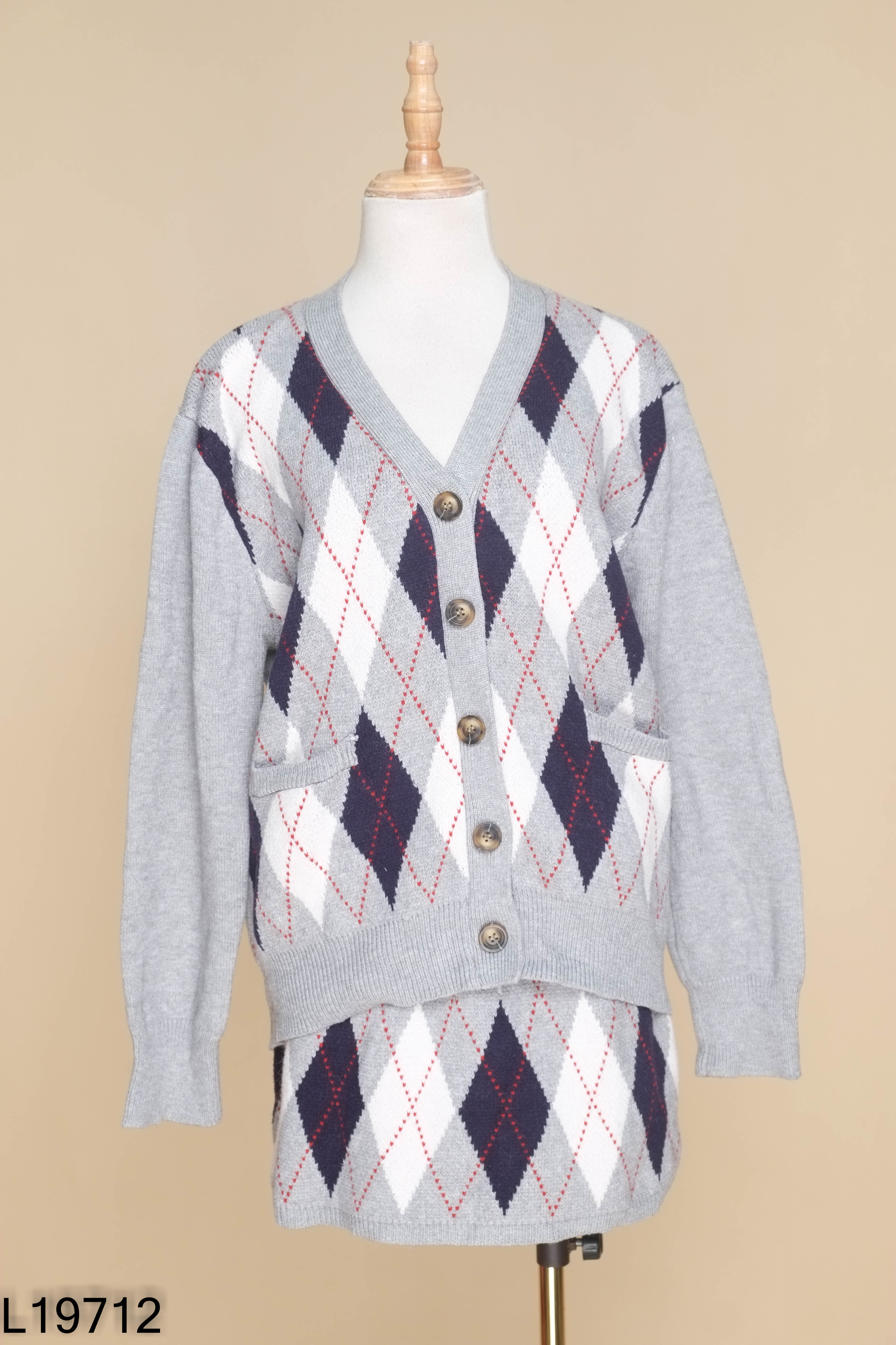 Set Áo len cardigan xám kẻ + chân váy