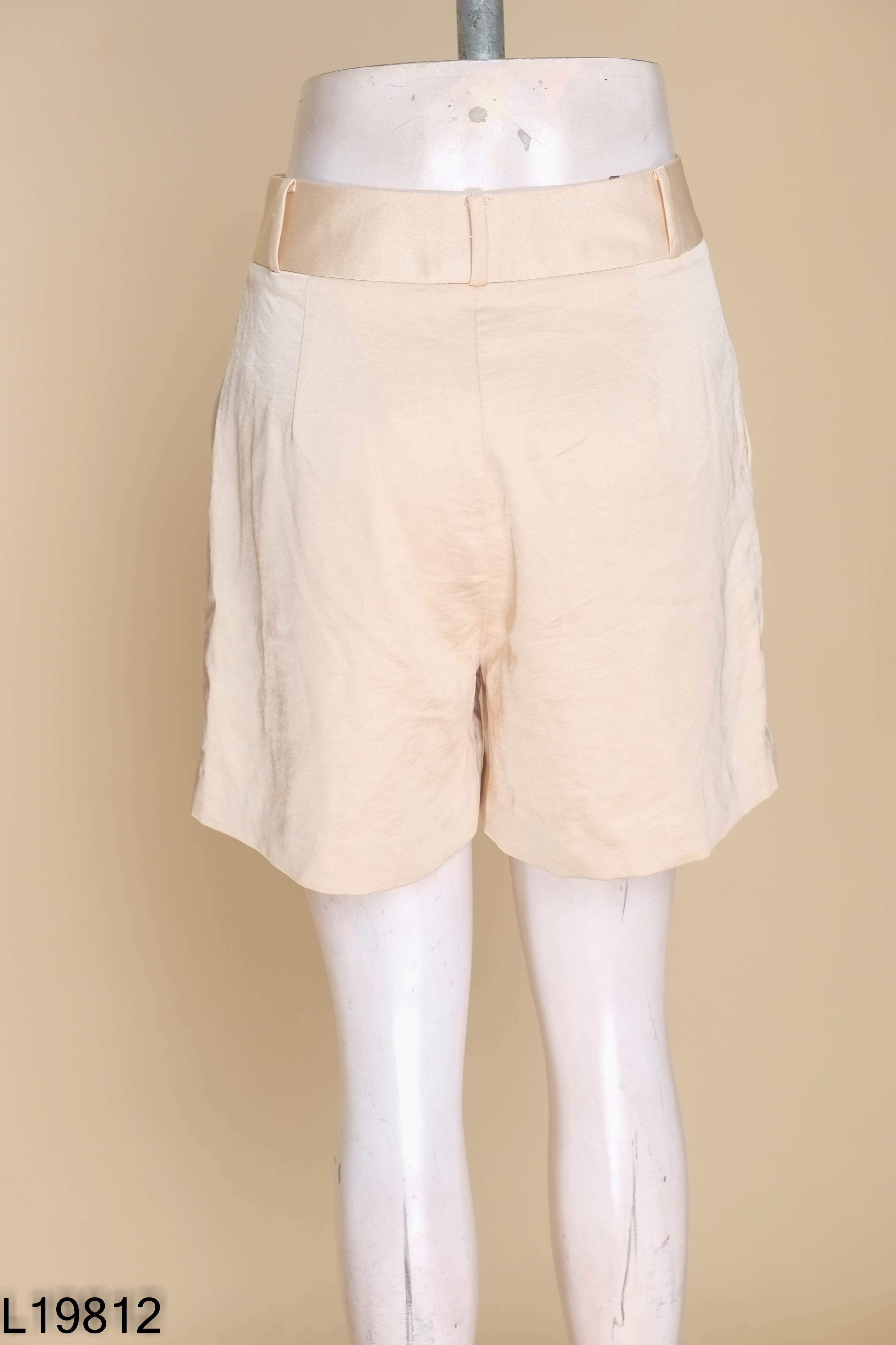 Quần shorts EVA DE EVA lụa be
