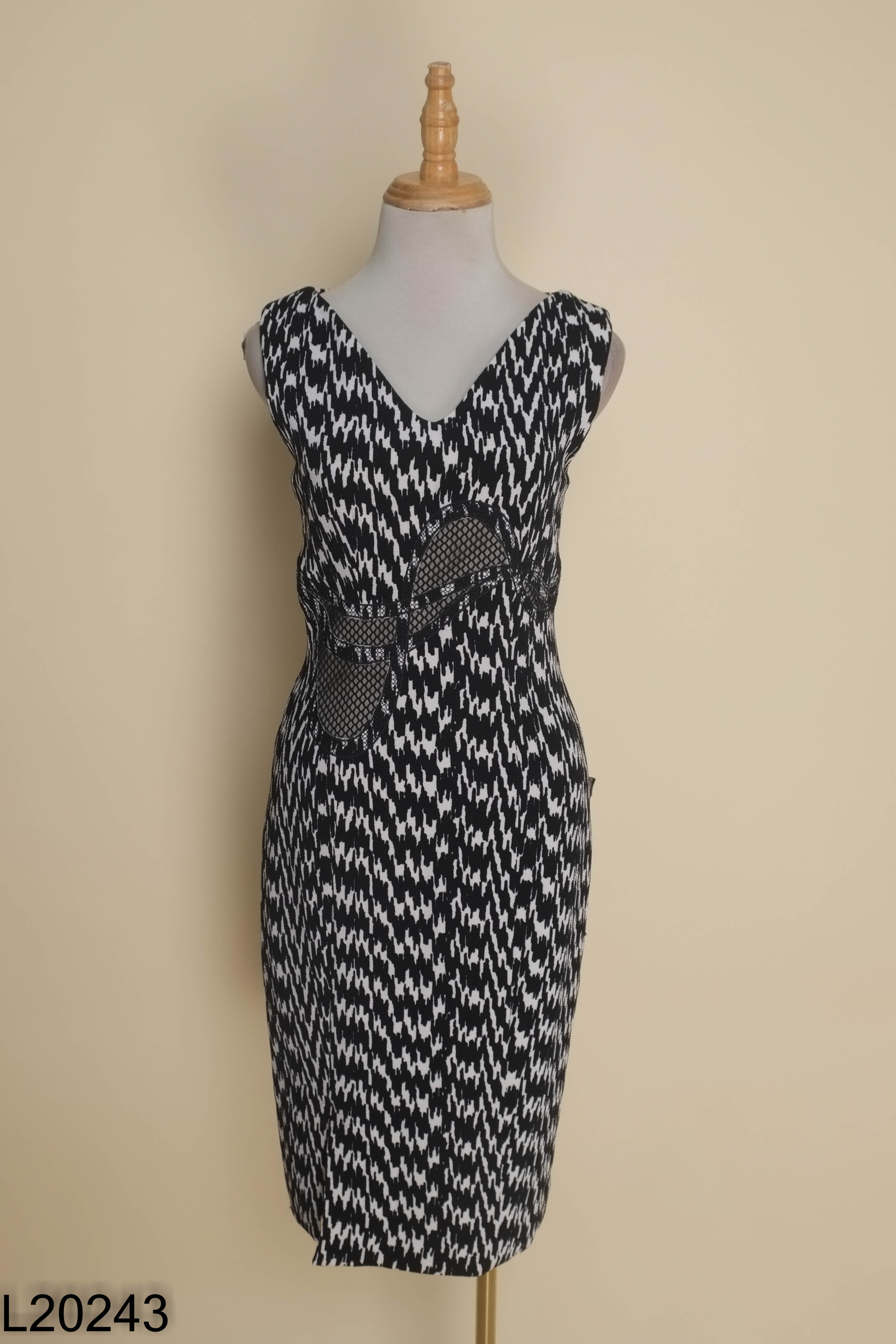Váy IVY MODA đen trắng sát nách