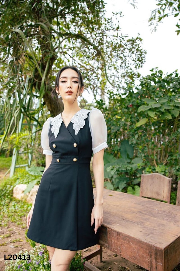 Váy CHAT đen cổ bèo trắng