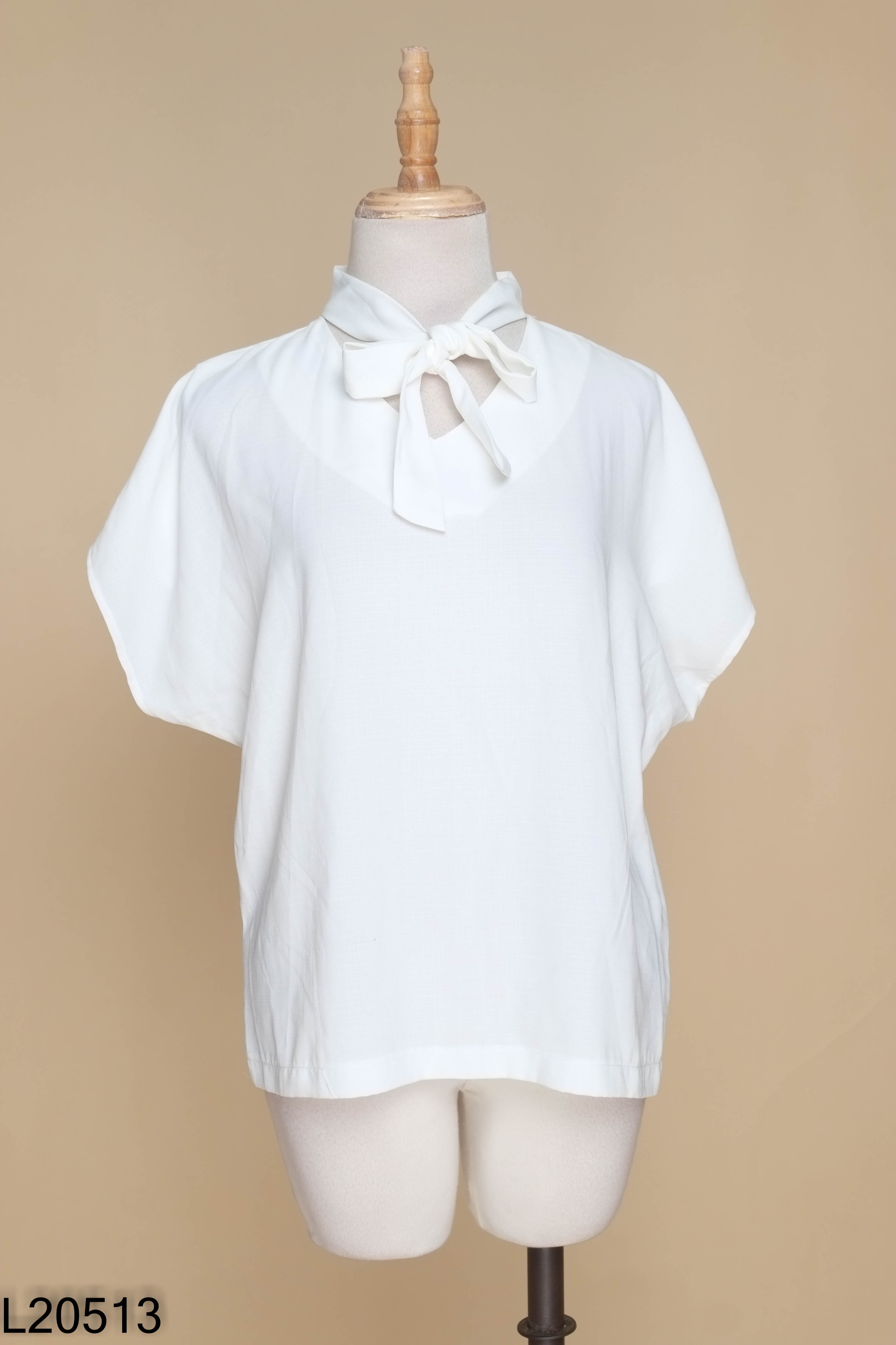Áo kiểu trắng buộc dây