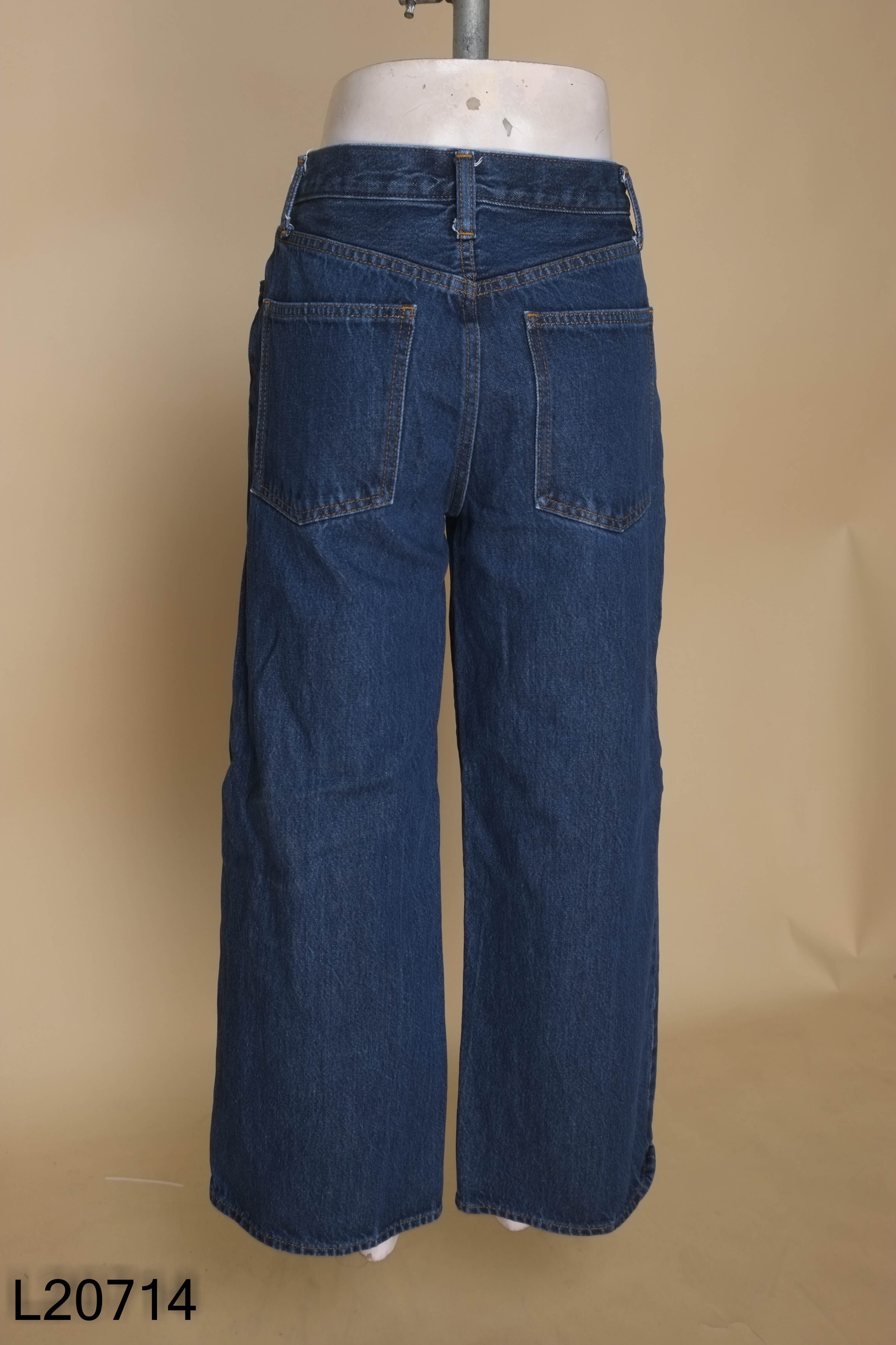 Quần jeans xanh suông