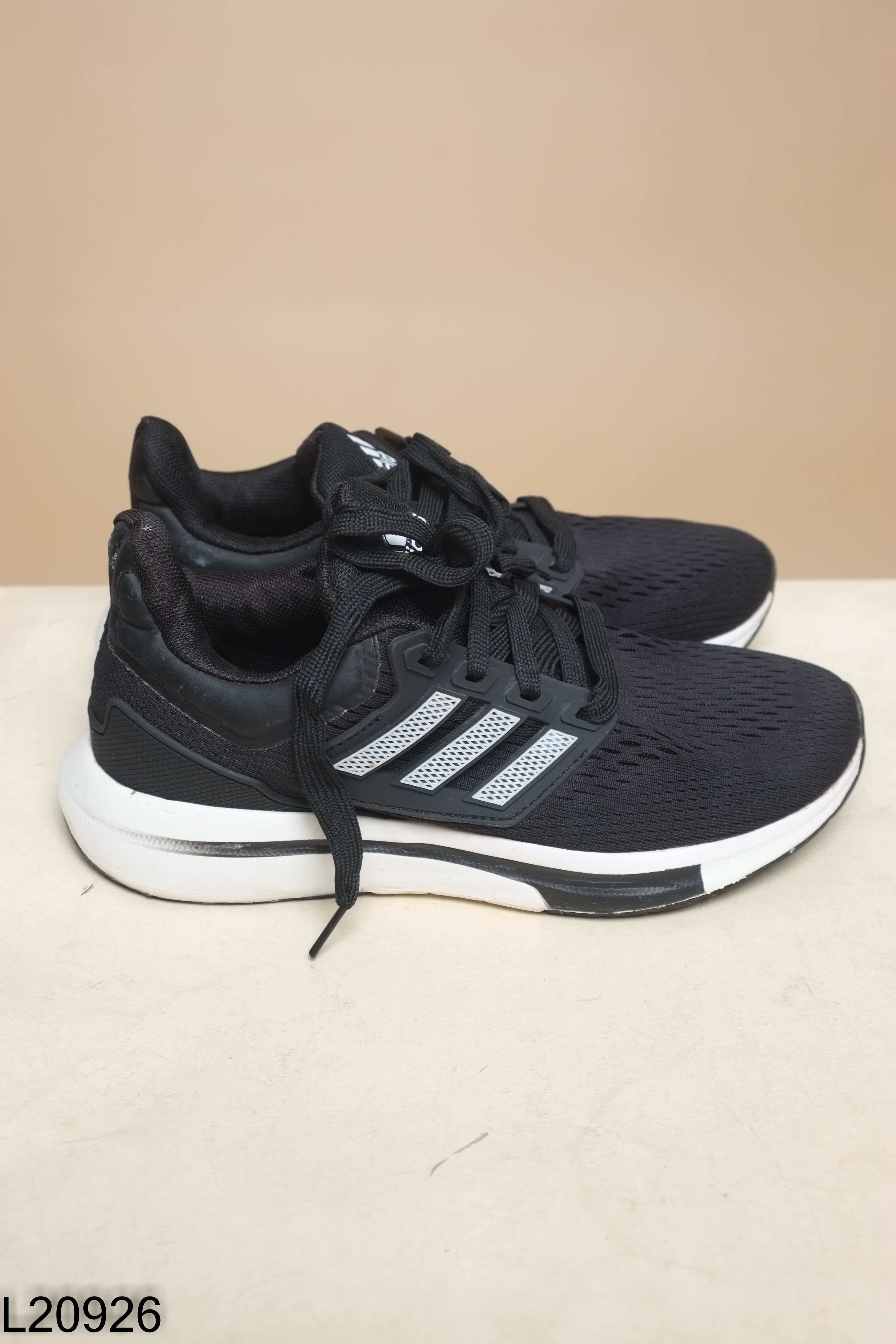 Giày thể thao đen ADIDAS