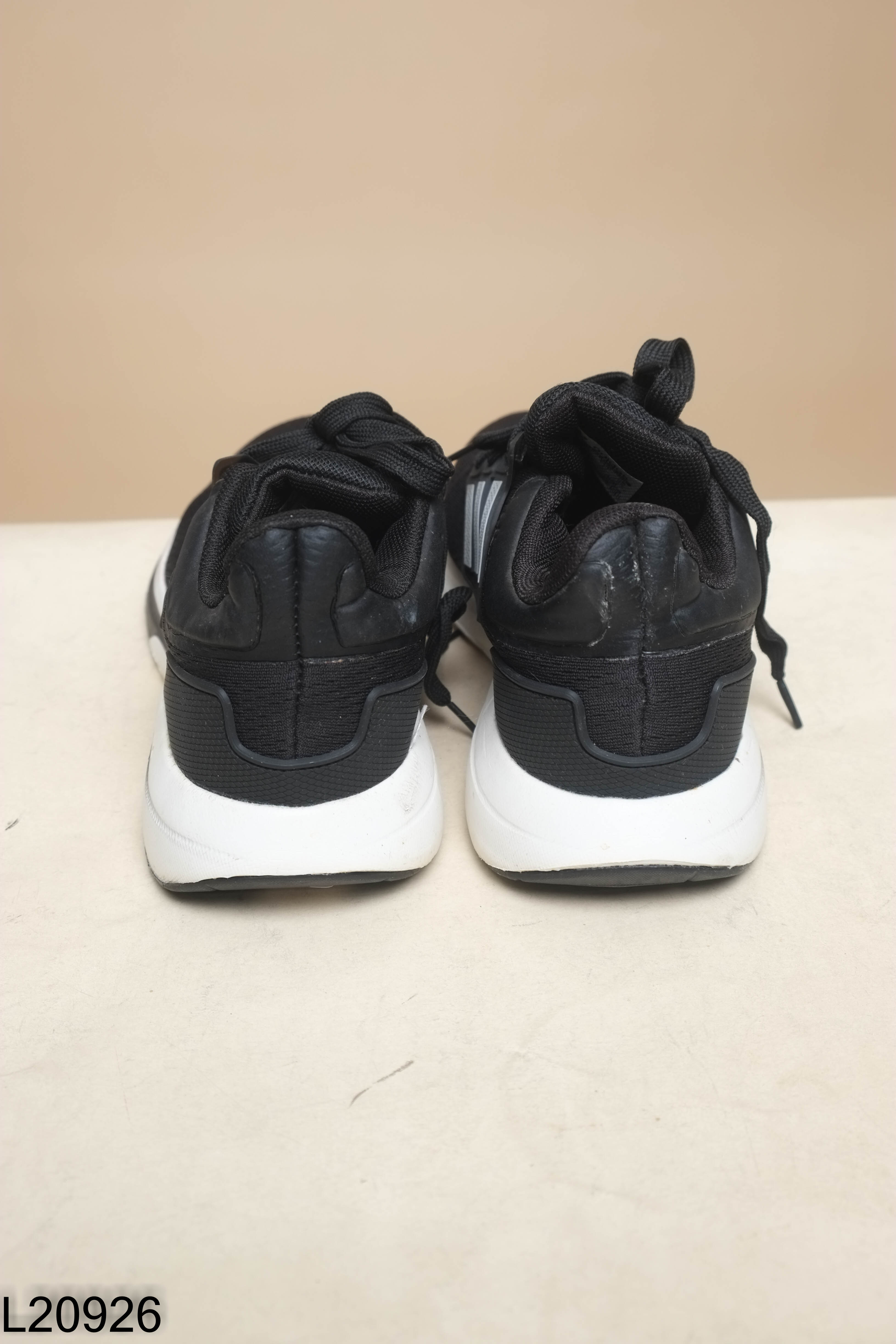Giày thể thao đen ADIDAS