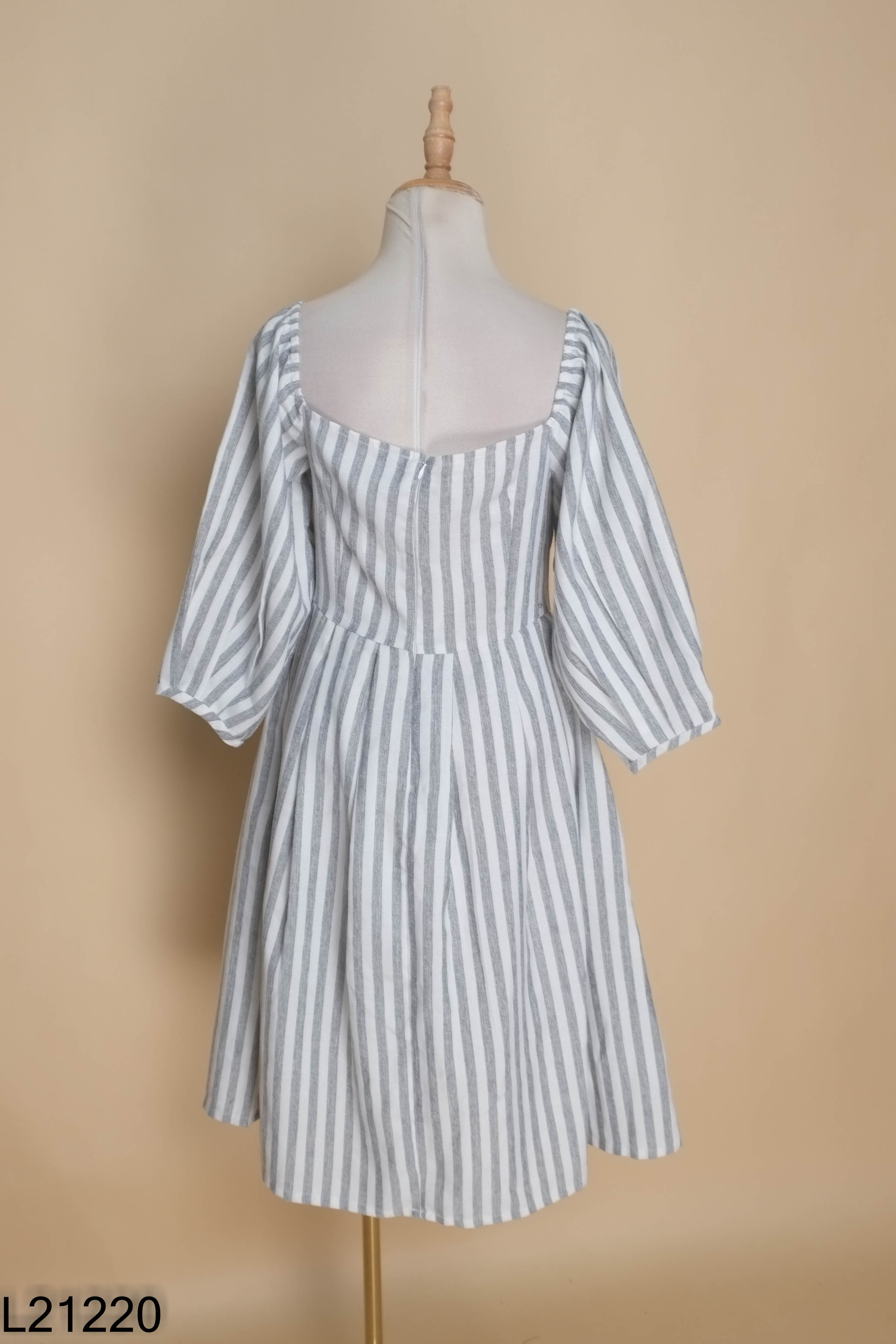 Váy trắng kẻ DAISY tay dài