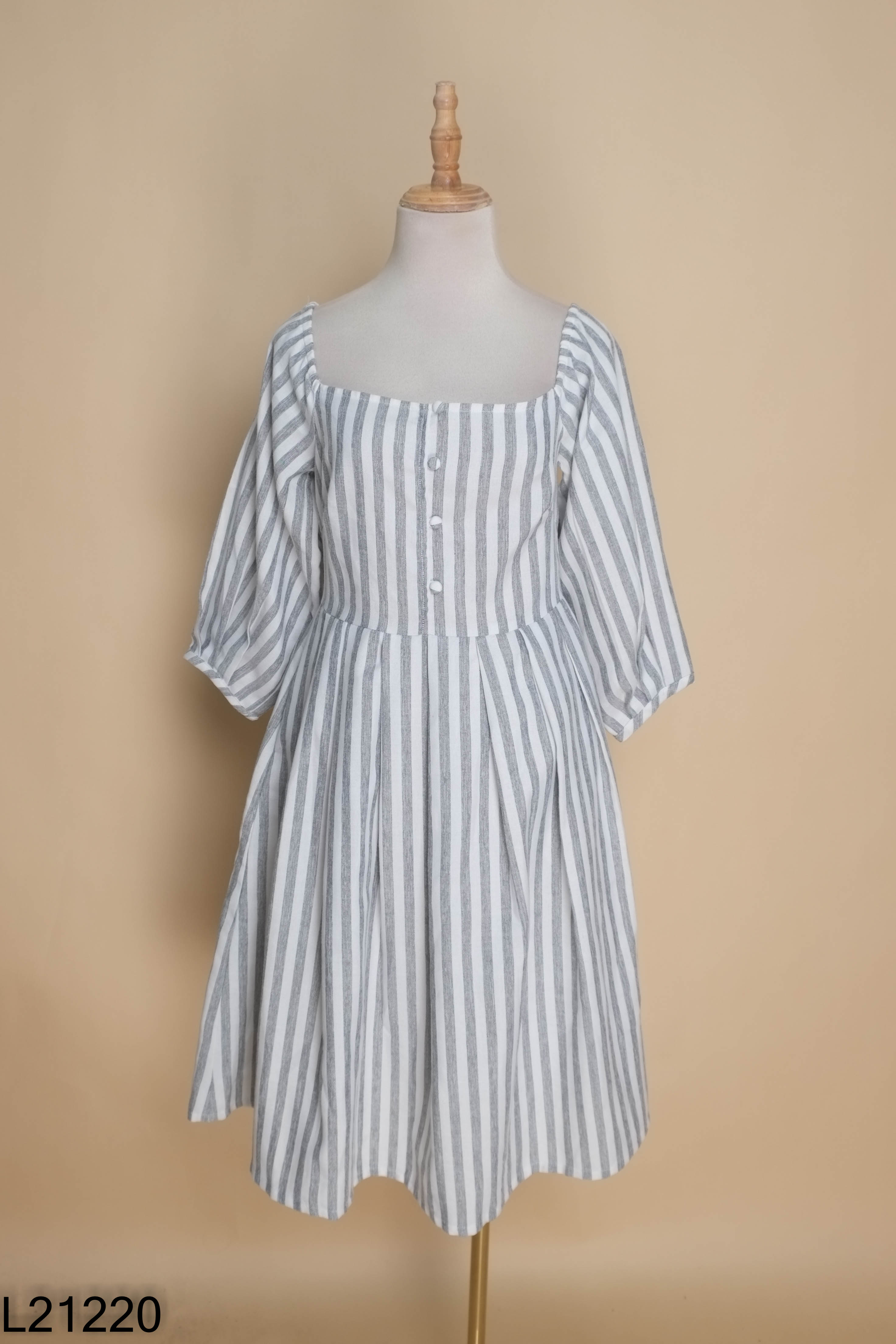 Váy trắng kẻ DAISY tay dài