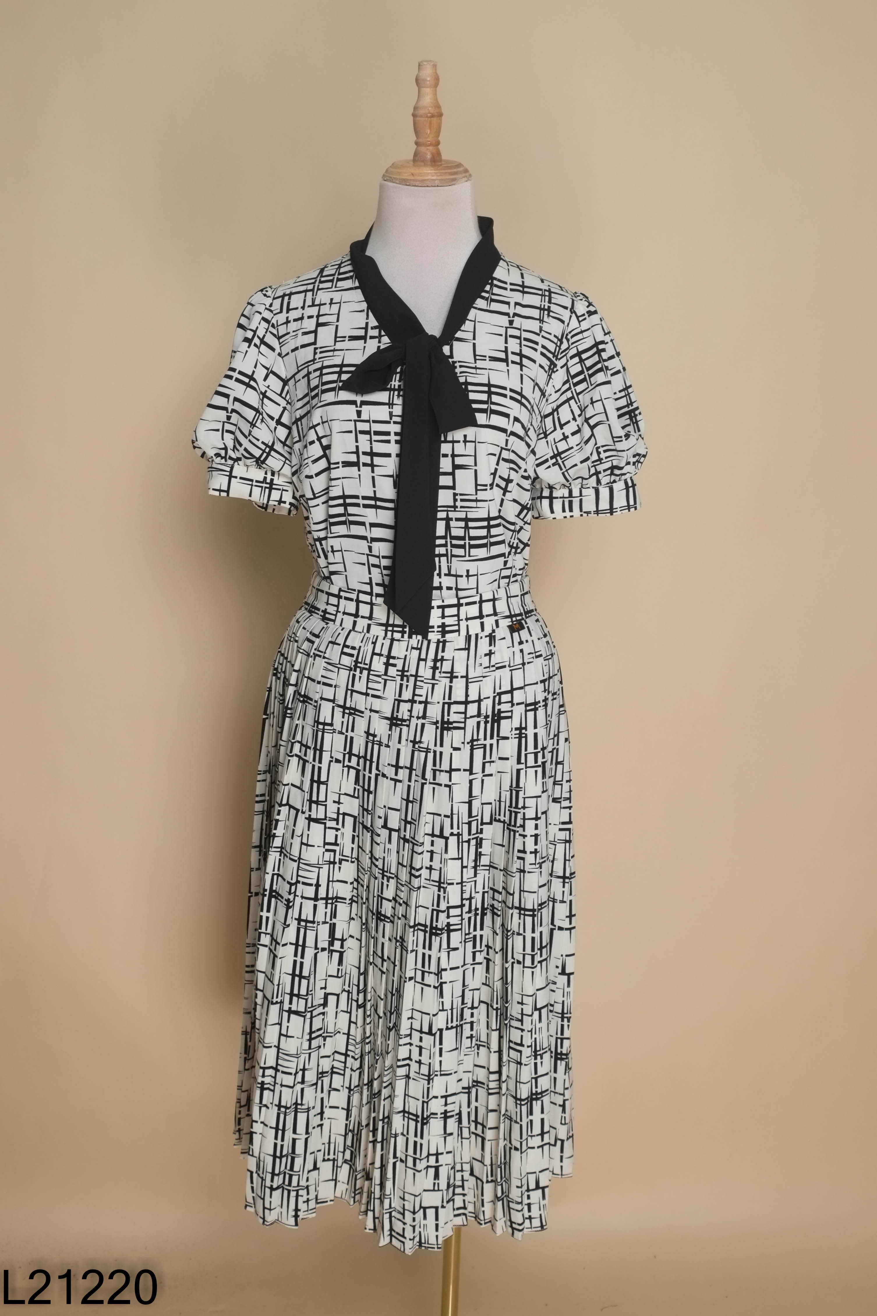 Set trắng họa tiết M OUTFIT+váy