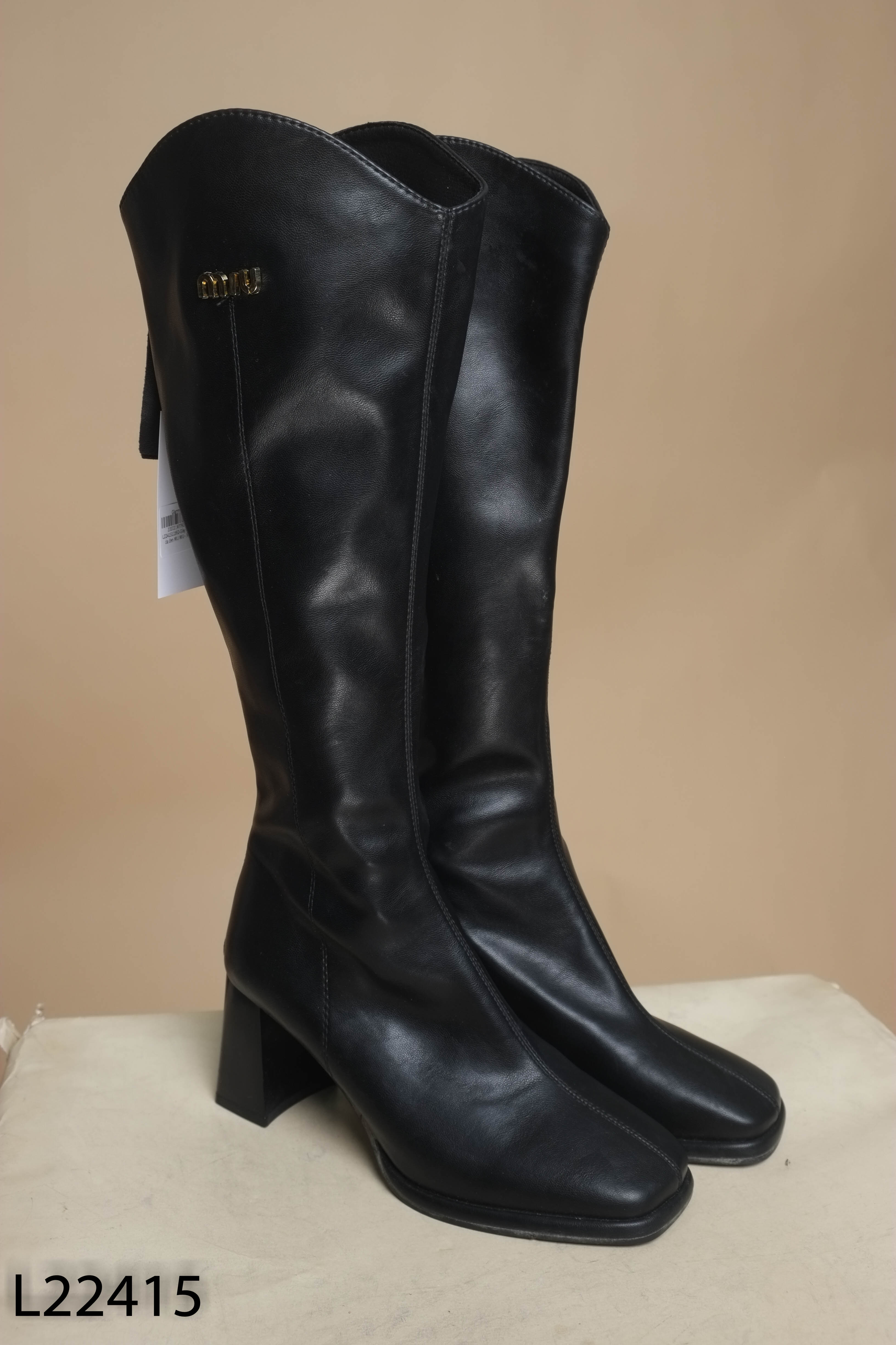 Giày boots da đen MIU MIU