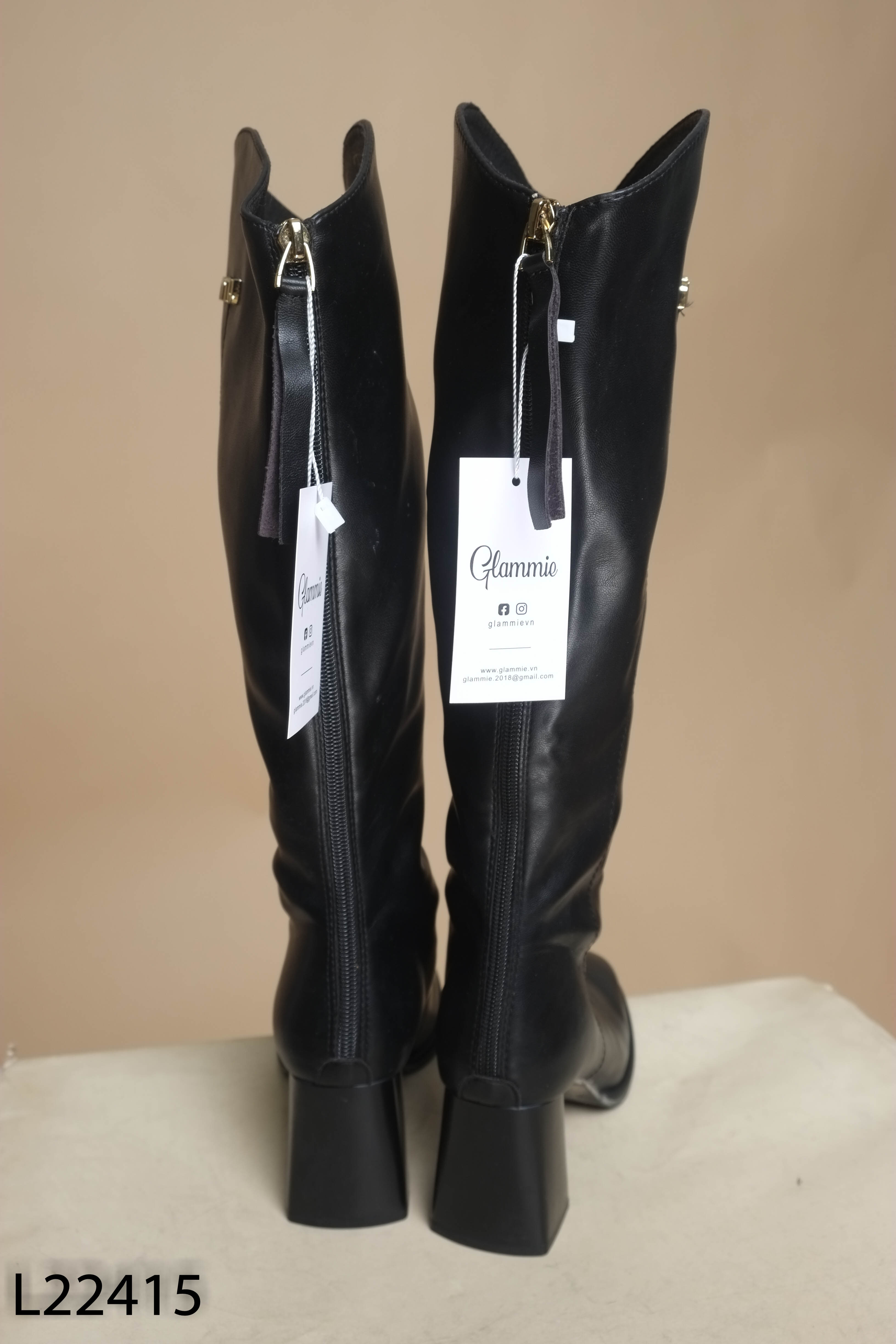 Giày boots da đen MIU MIU