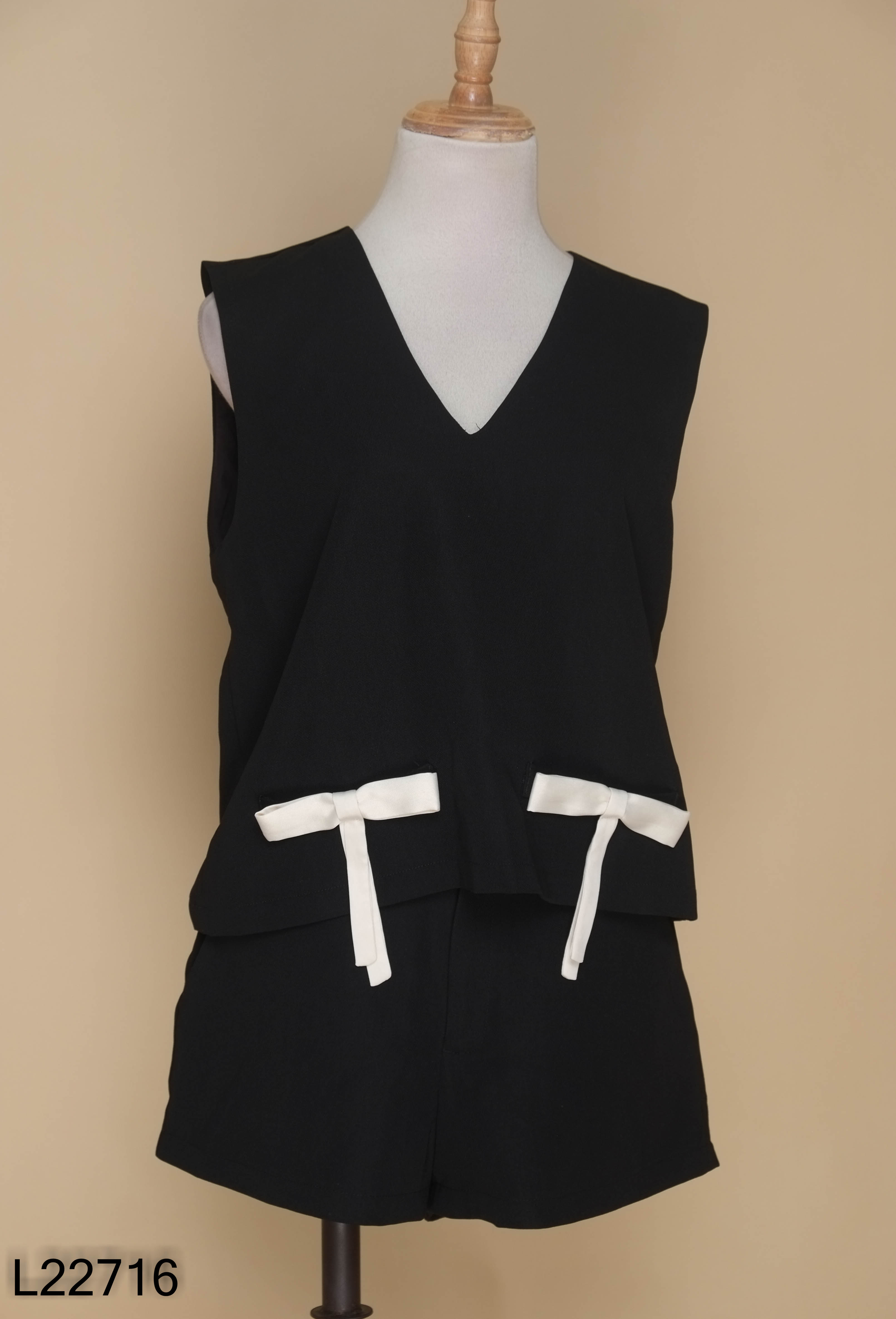 Set Áo gile đen JAYELLE + Quần short