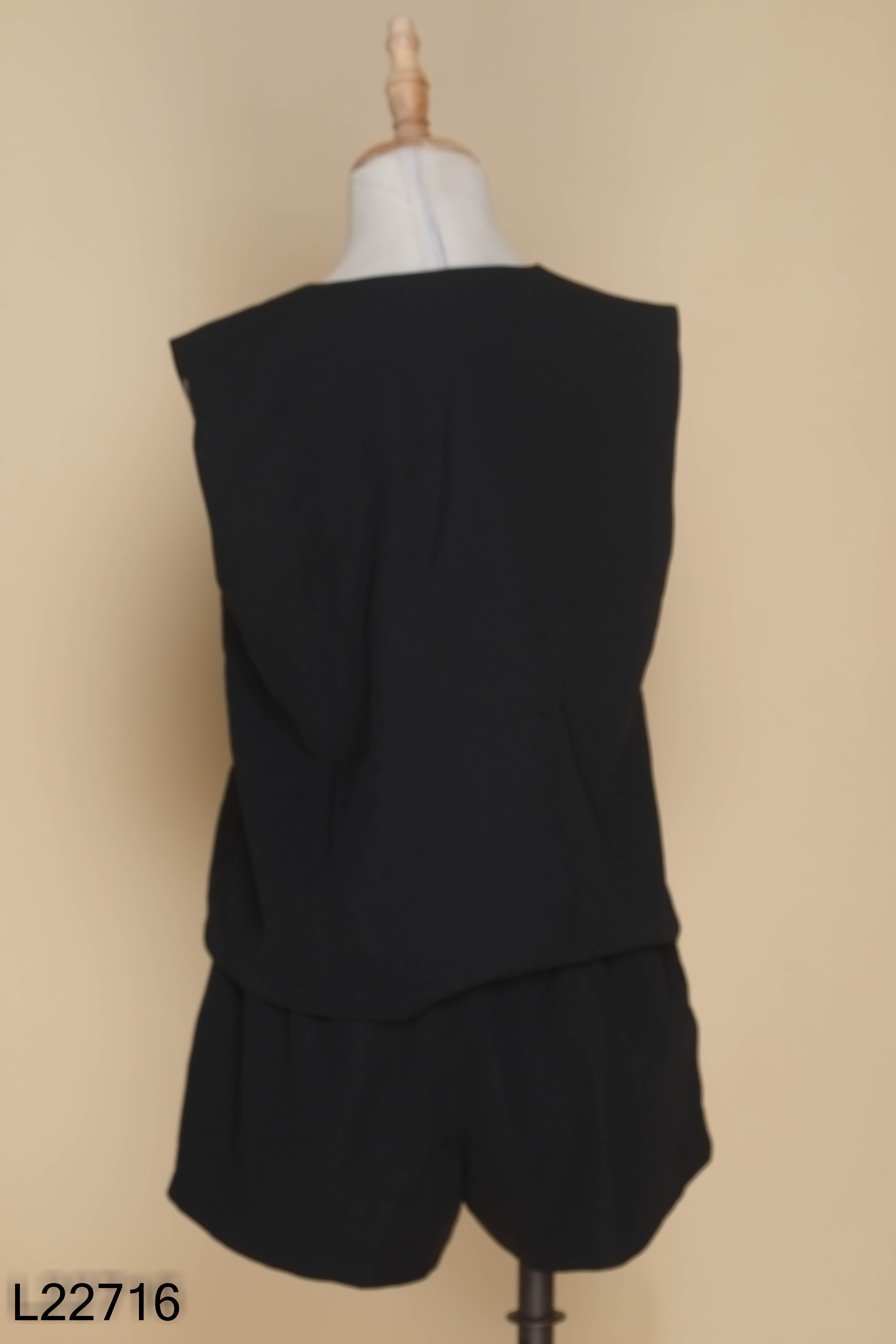 Set Áo gile đen JAYELLE + Quần short