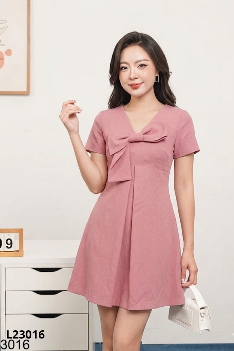 Váy hồng 92WEAR phối nơ ngực