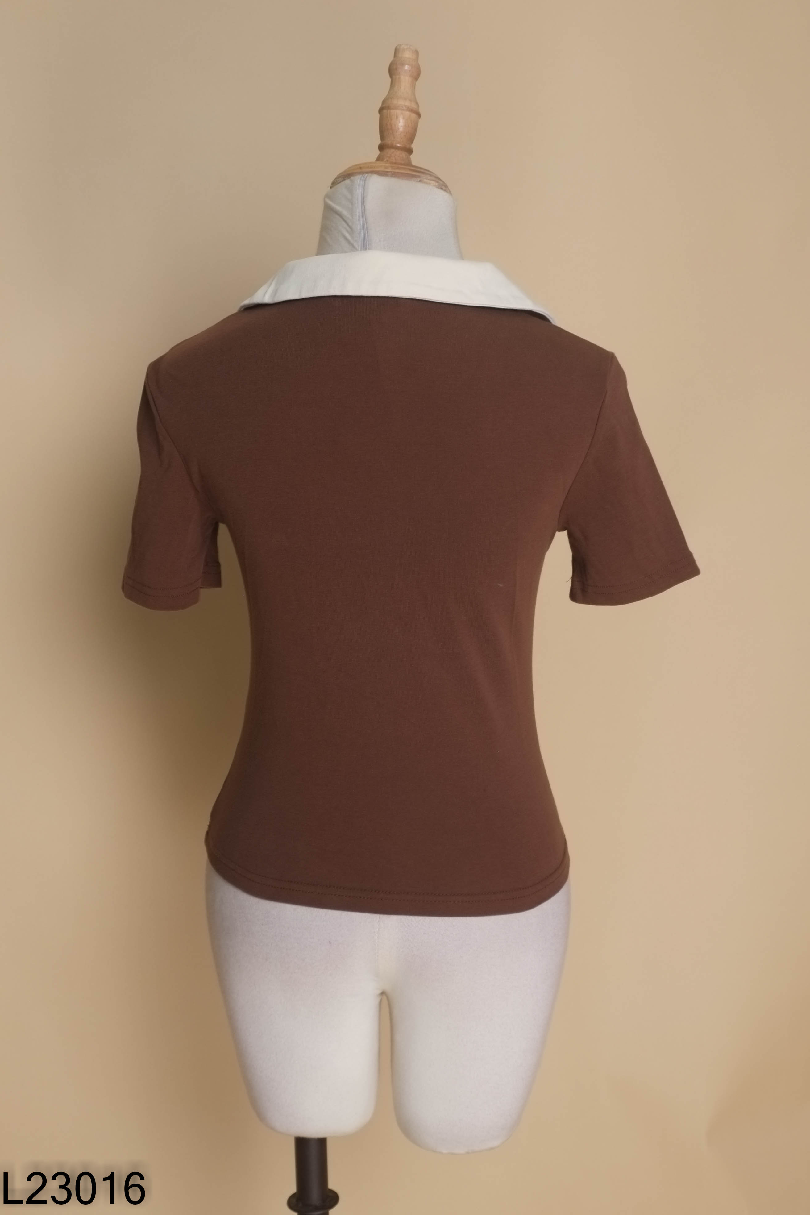 Áo nâu URBAN REVIVO cổ kem
