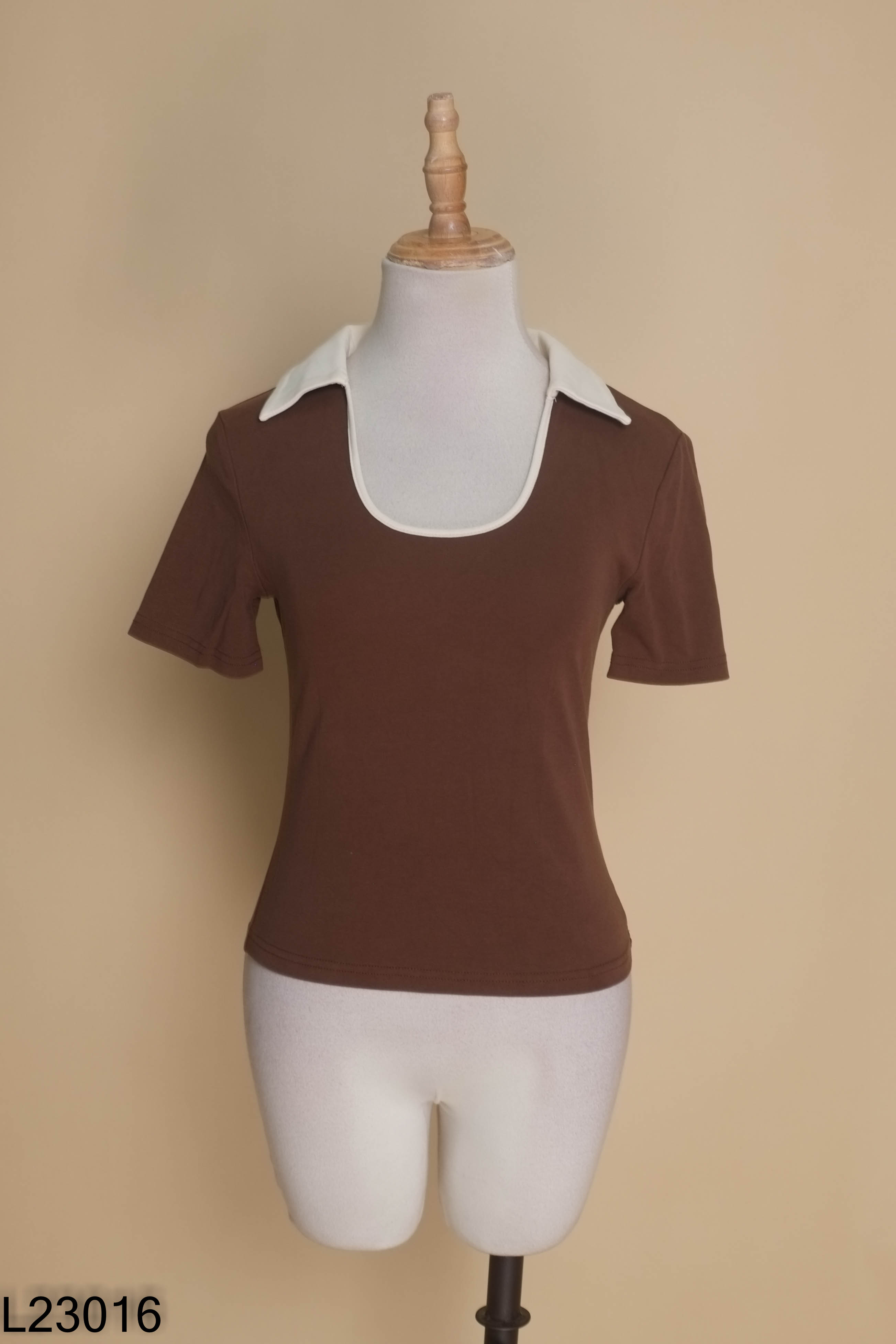 Áo nâu URBAN REVIVO cổ kem