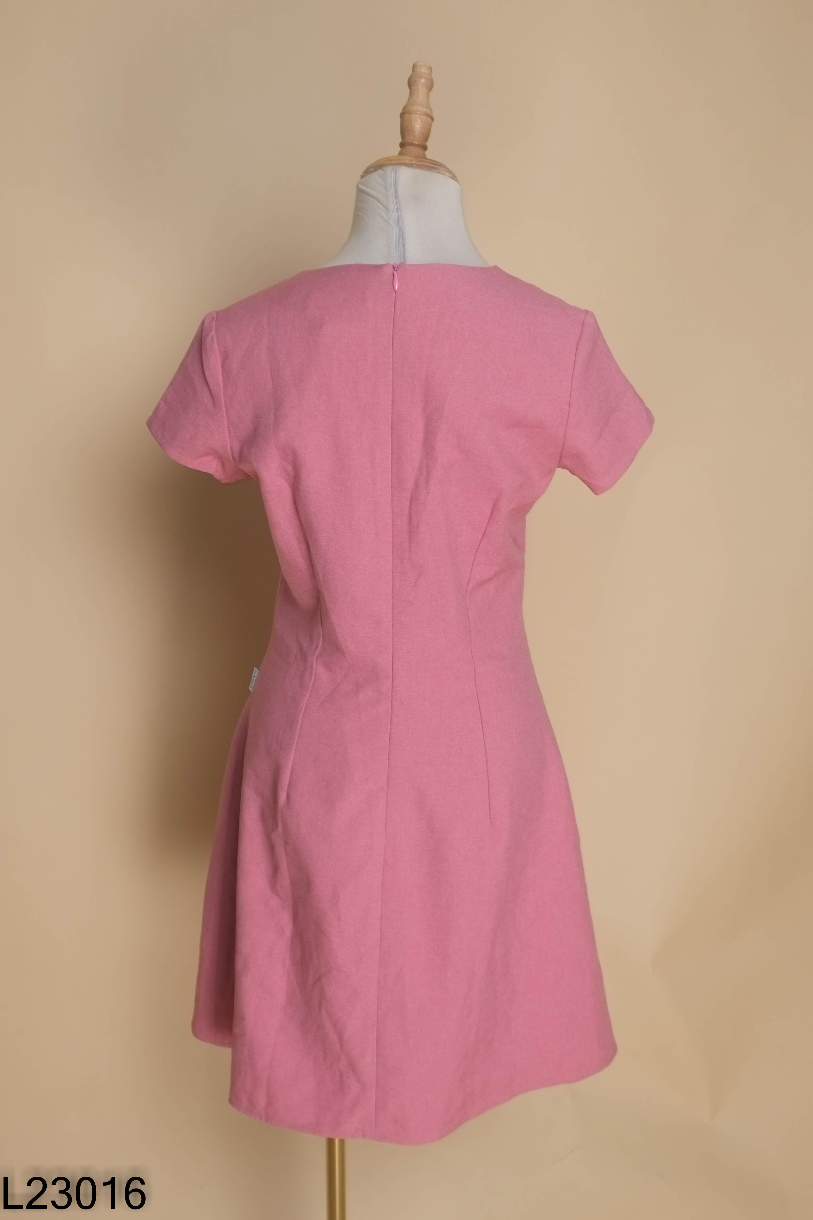 Váy hồng 92WEAR phối nơ ngực