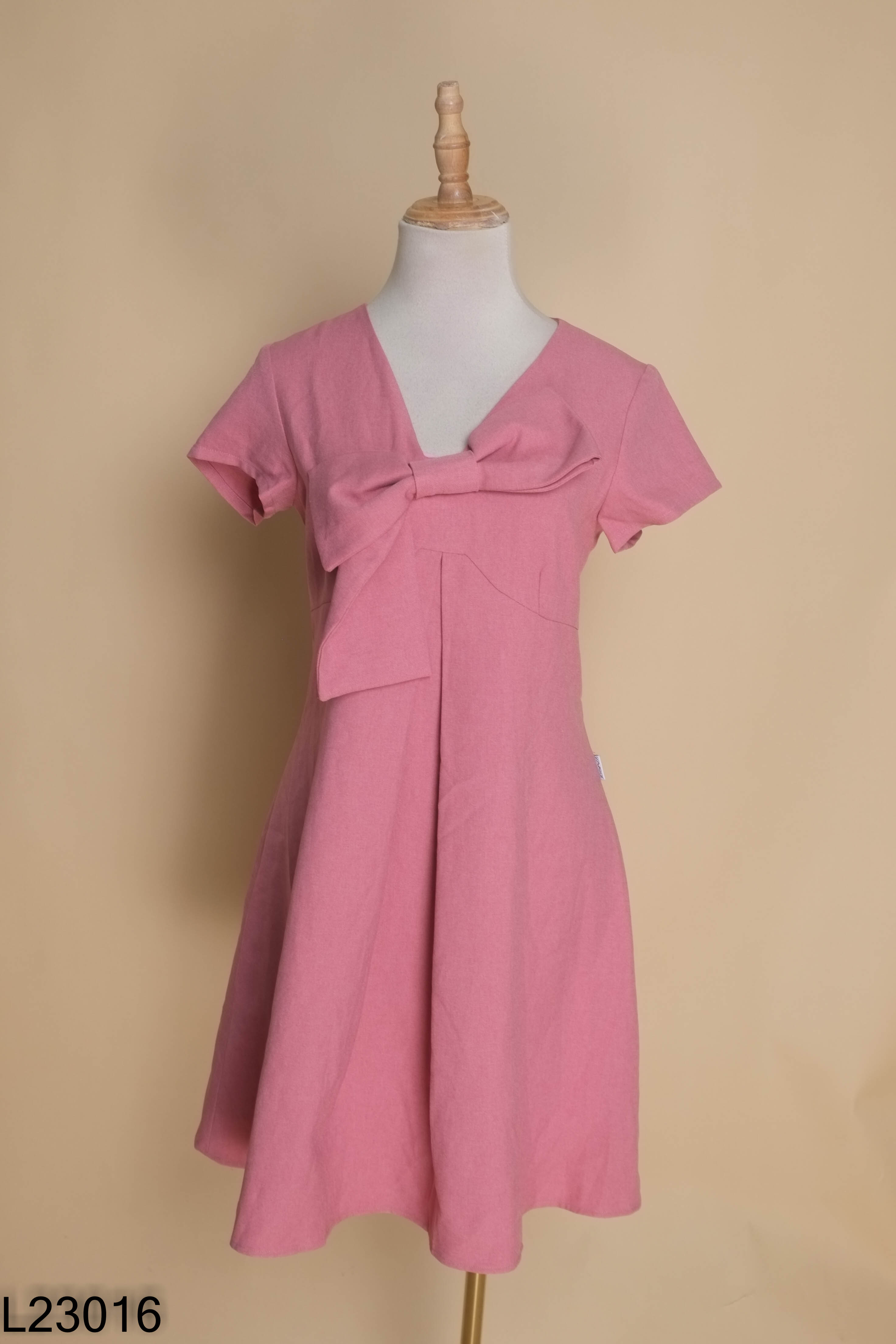 Váy hồng 92WEAR phối nơ ngực