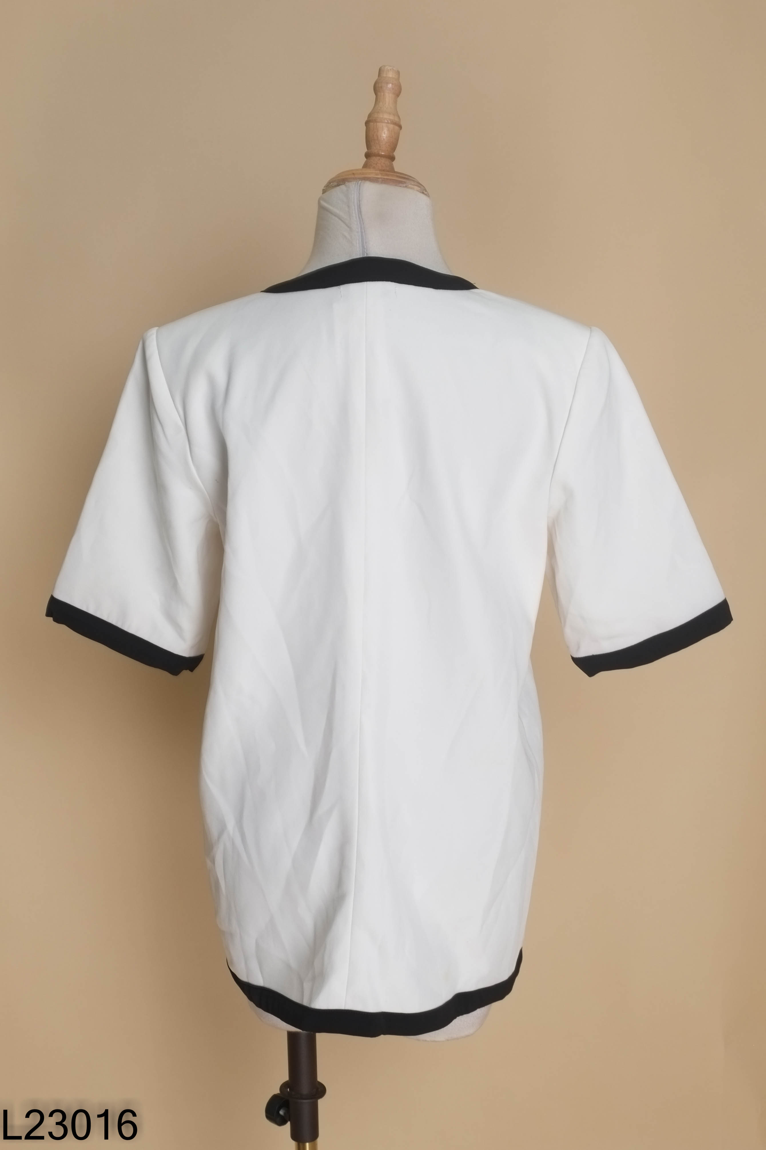 Áo blazers trắng C'CHAT phối viền đen