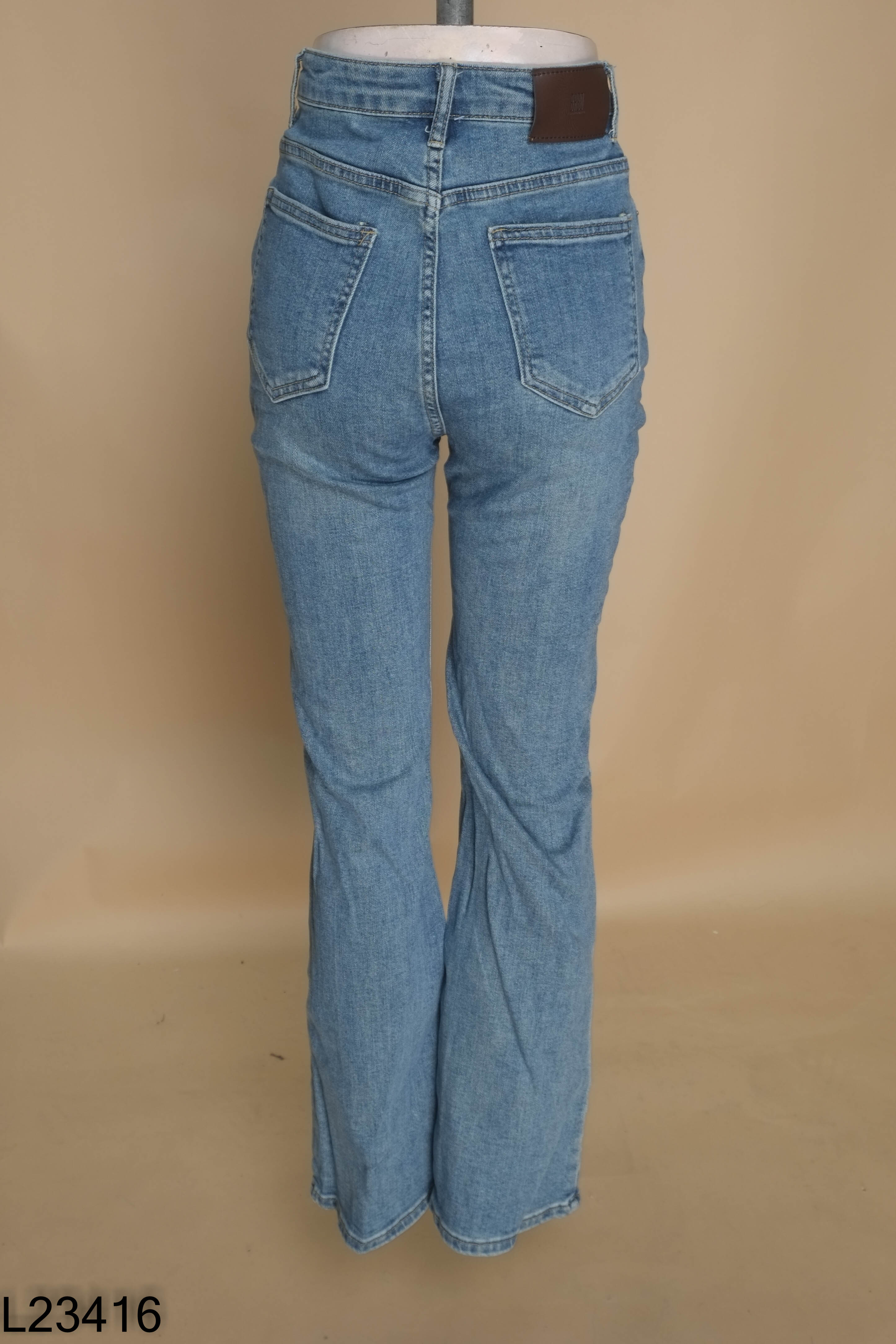 Quần jeans xanh ống loe trơn