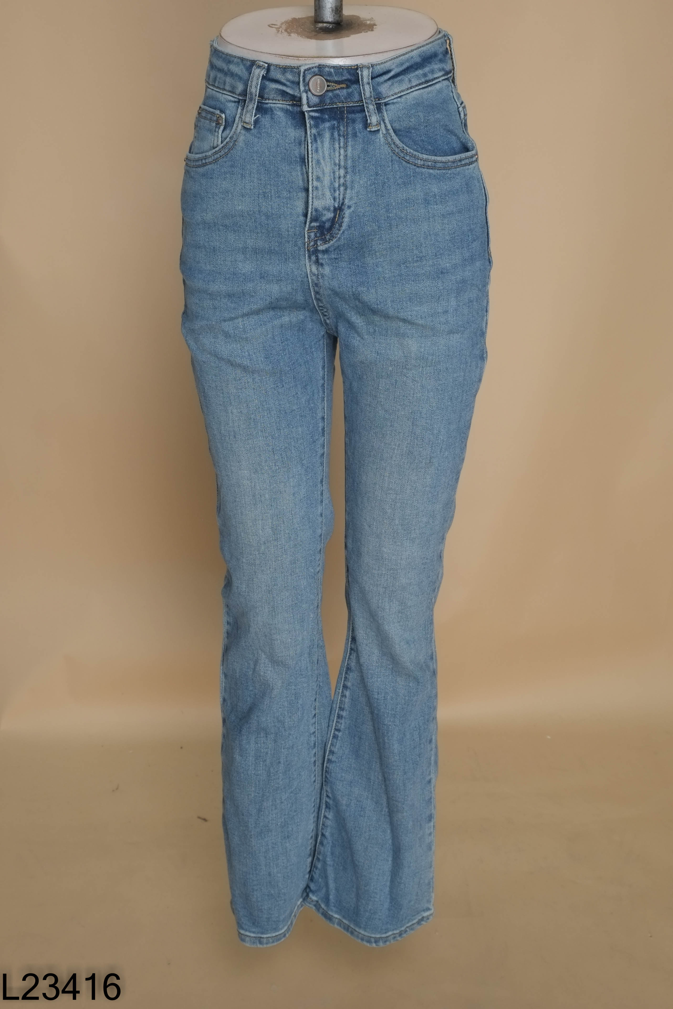 Quần jeans xanh ống loe trơn