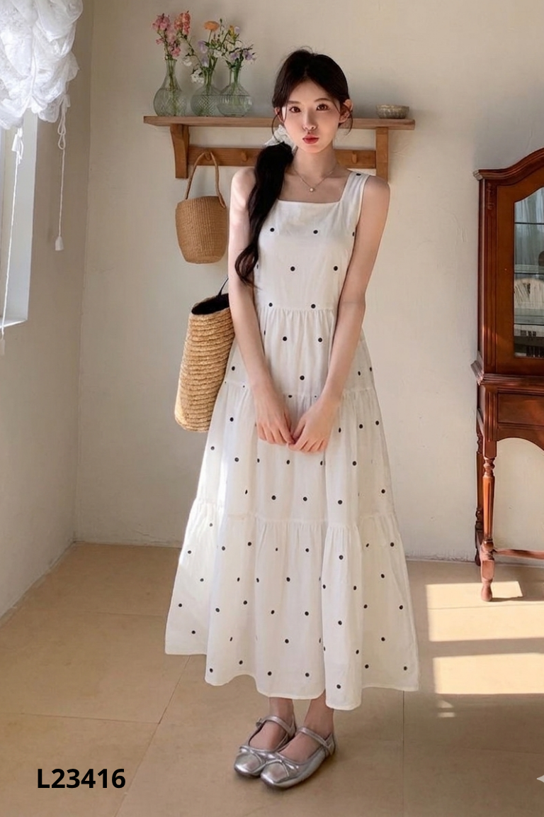 Váy trắng chấm bi đen