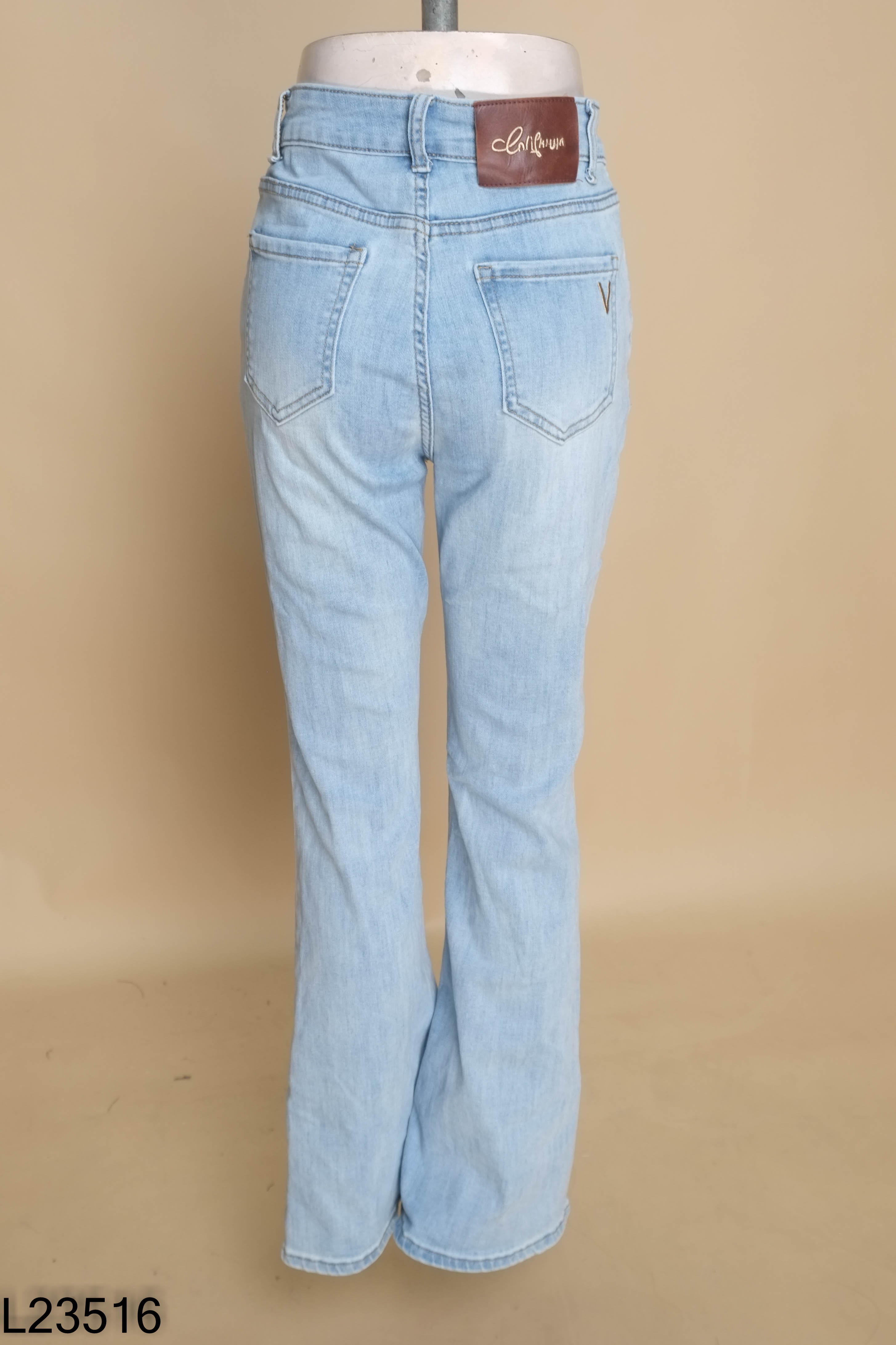 Quần jeans xanh nhạt dáng loe