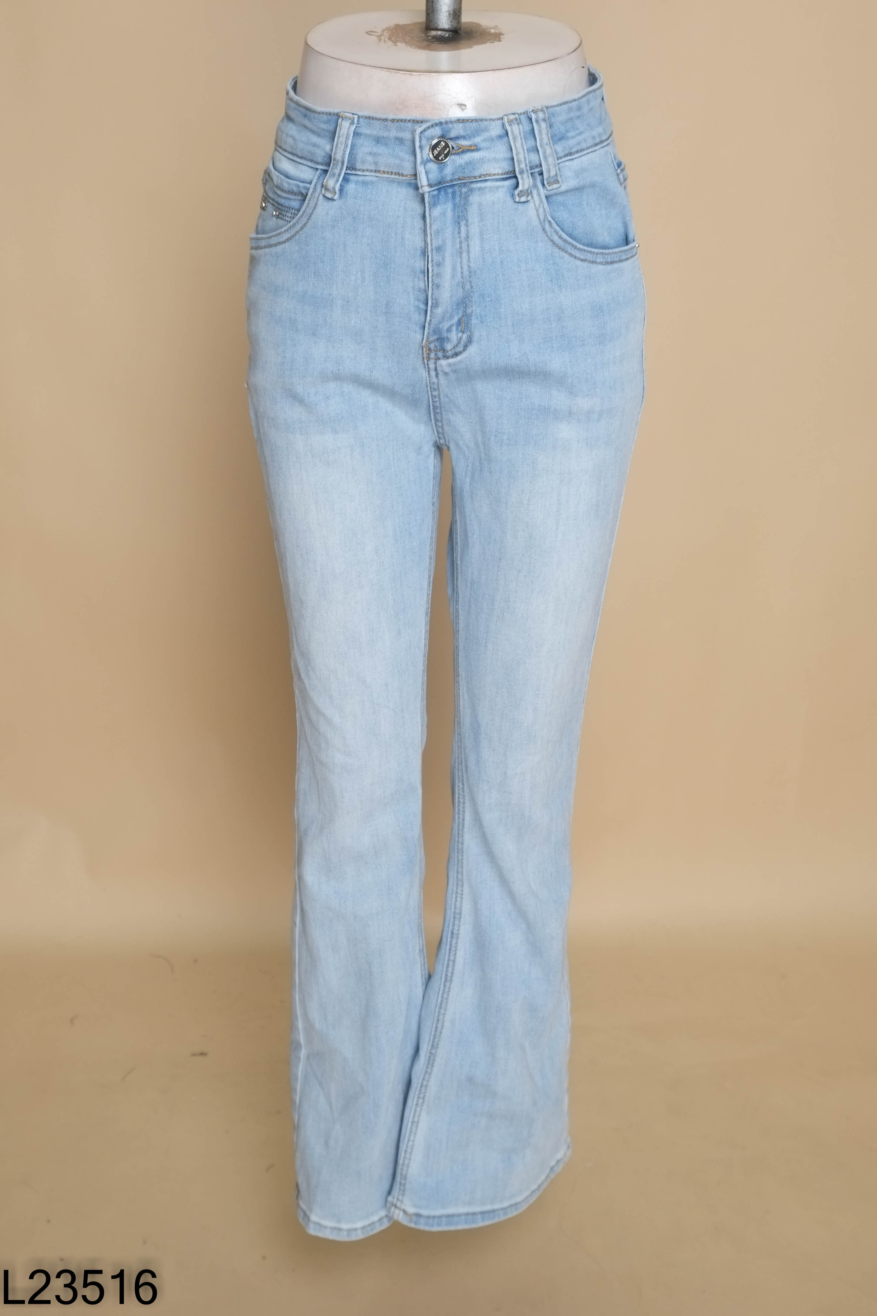 Quần jeans xanh nhạt dáng loe