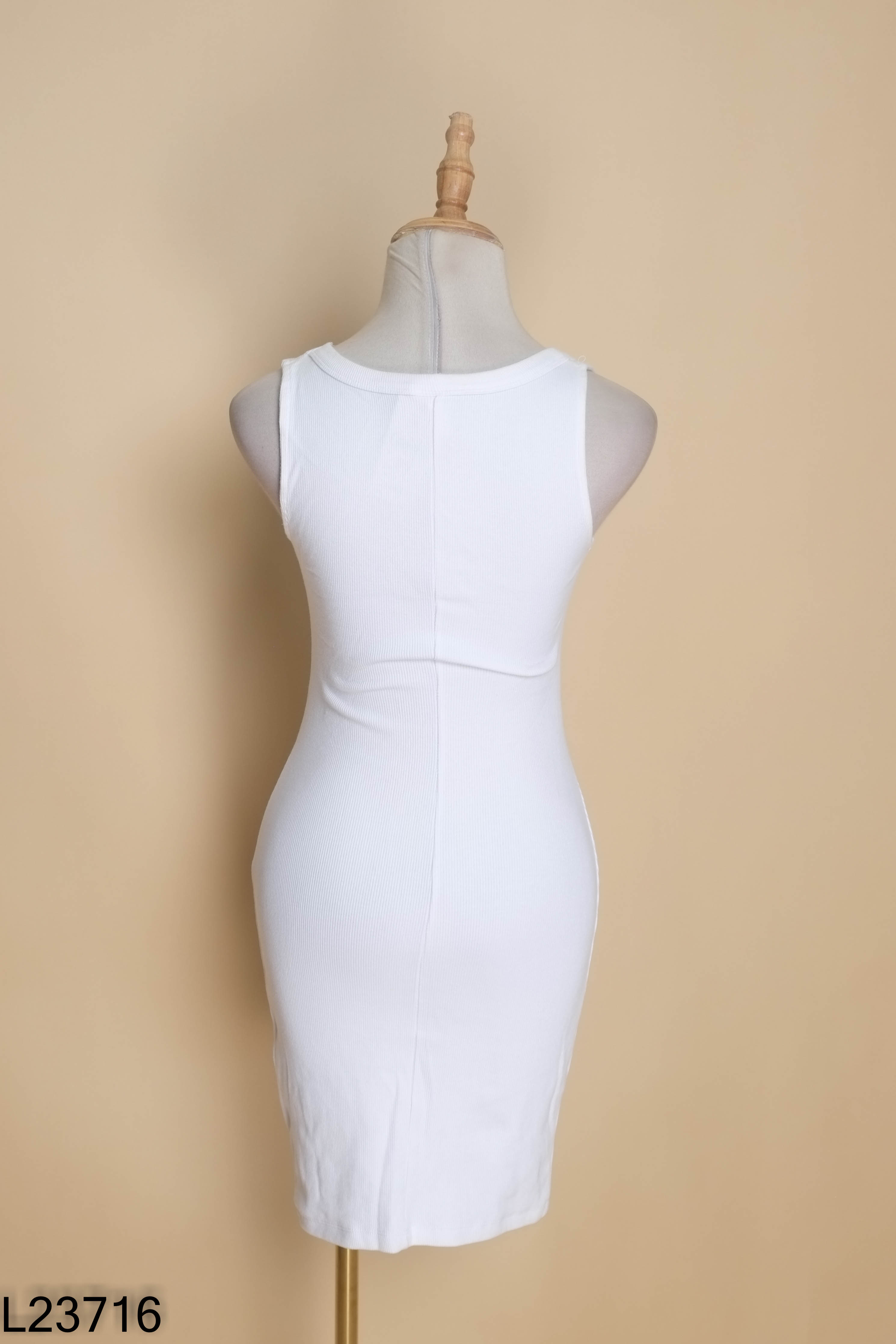 Váy trắng 3 lỗ ô body