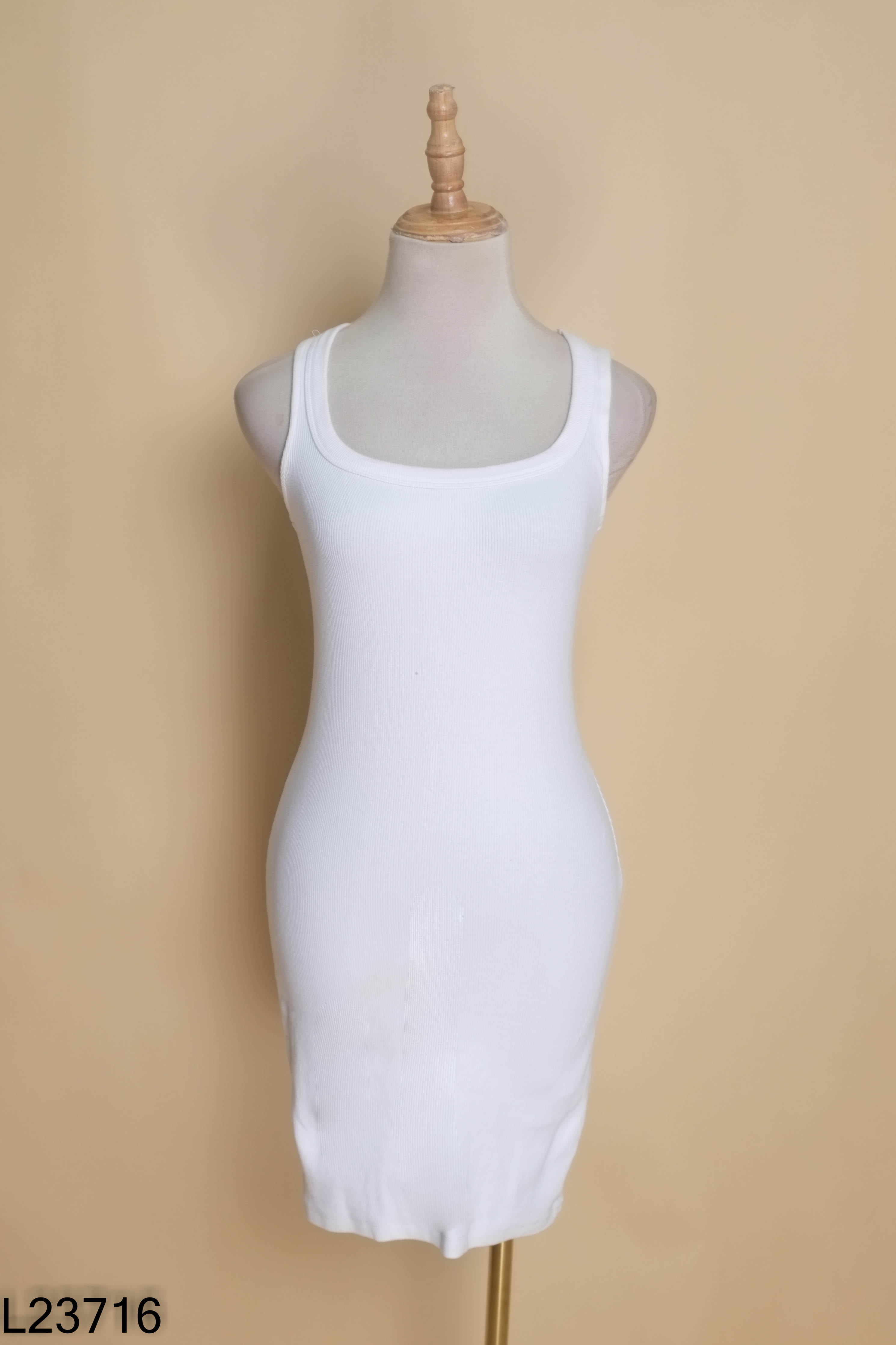 Váy trắng 3 lỗ ô body