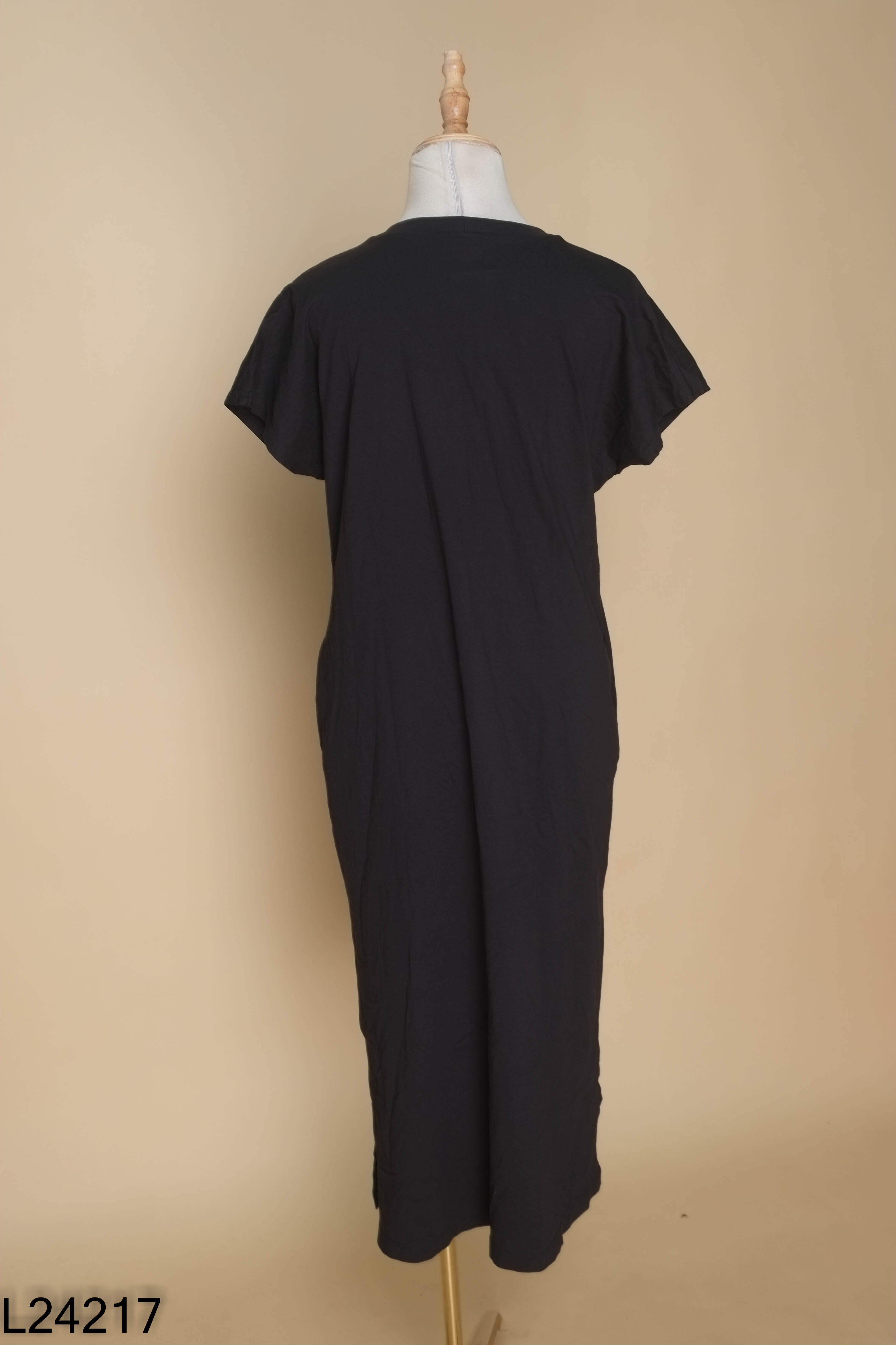 Váy UNIQLO phông đen suông