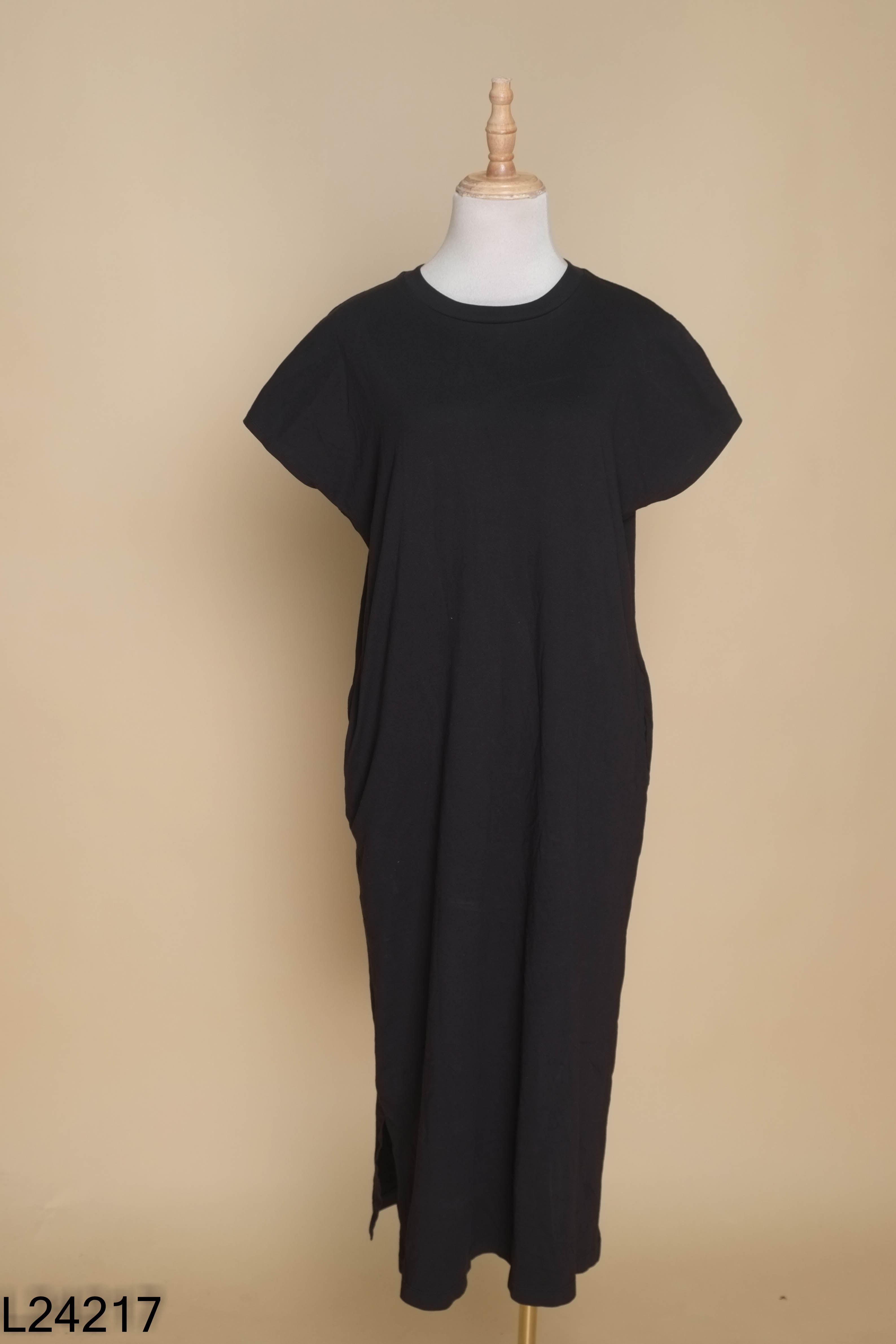 Váy UNIQLO phông đen suông