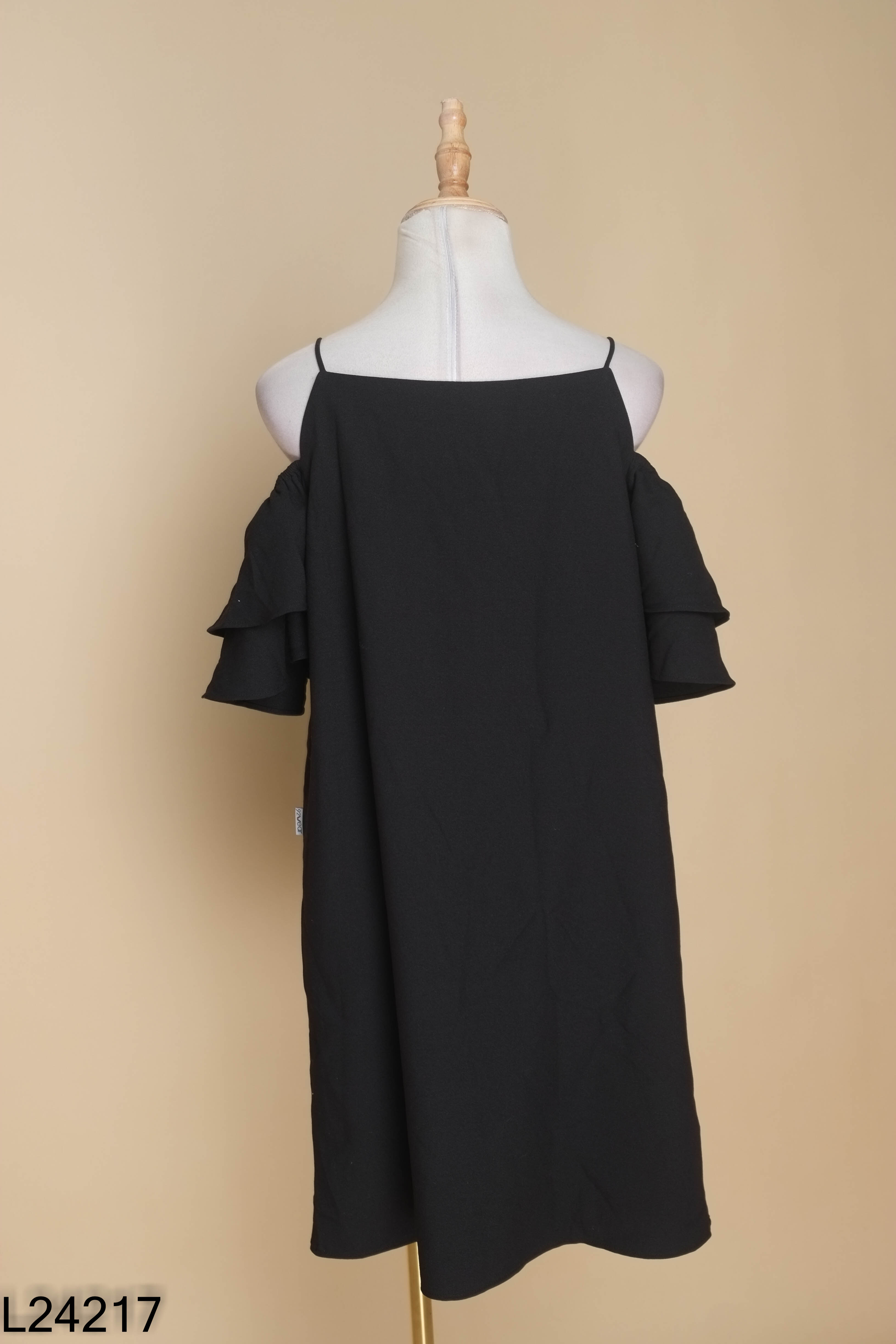 Váy 92 WEAR đen hở vai