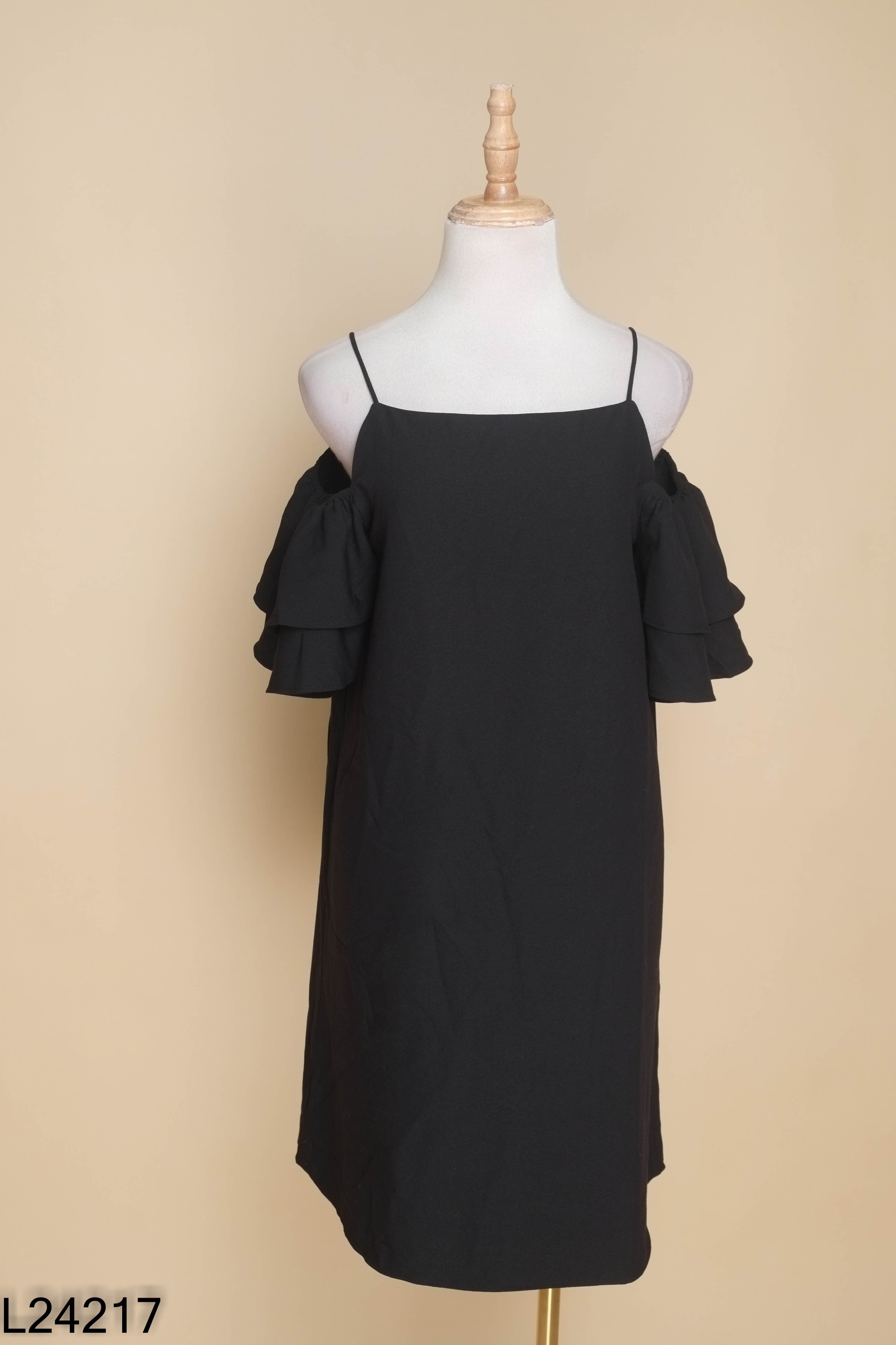 Váy 92 WEAR đen hở vai