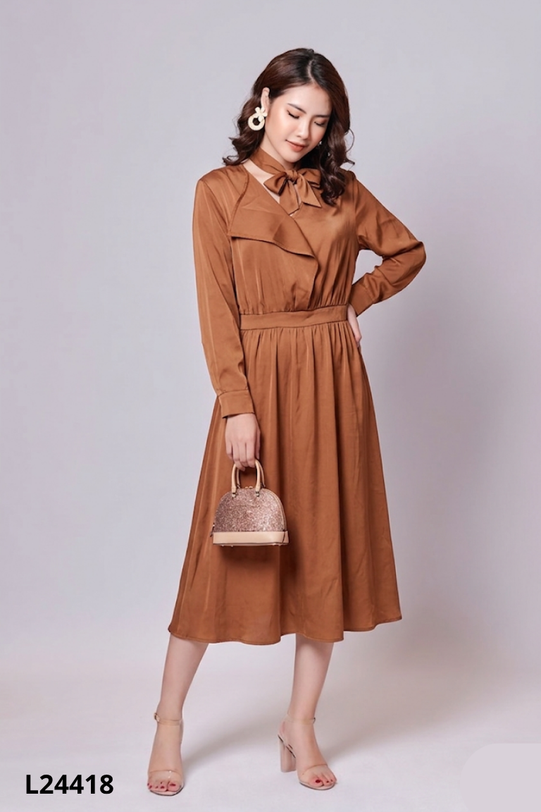 Váy lụa nâu buộc dây cổ