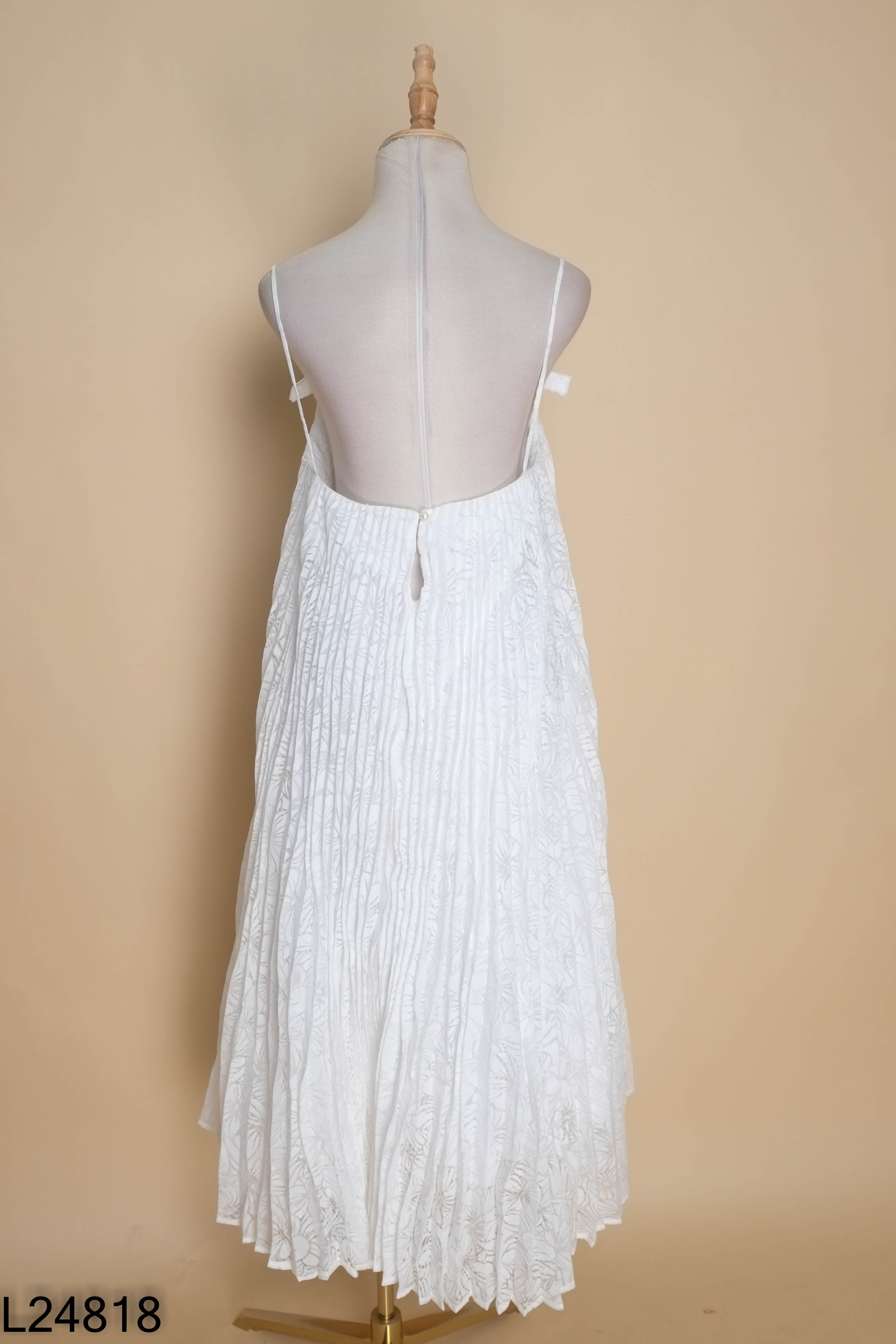 Váy hai dây trắng gấp ly babydoll