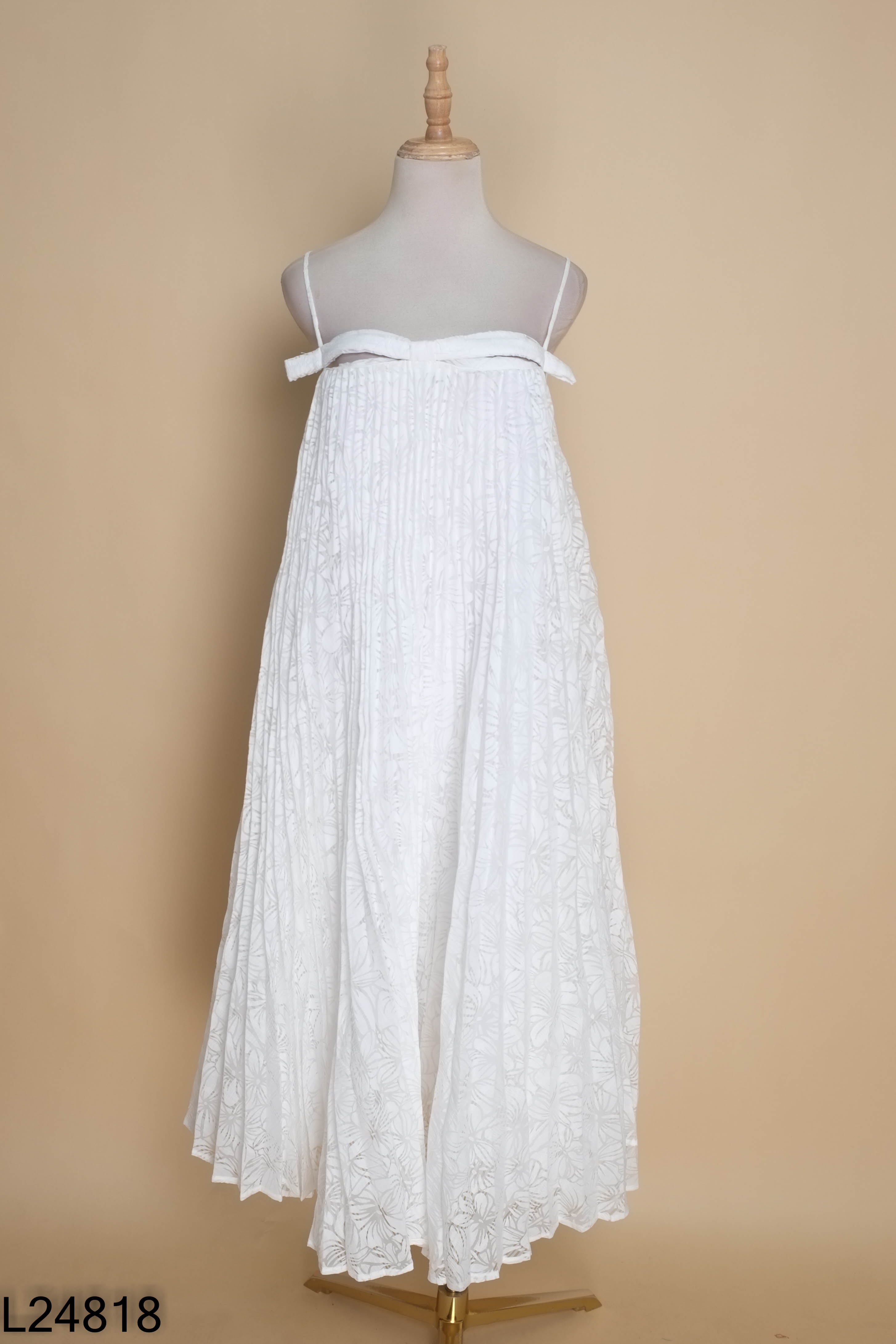 Váy hai dây trắng gấp ly babydoll