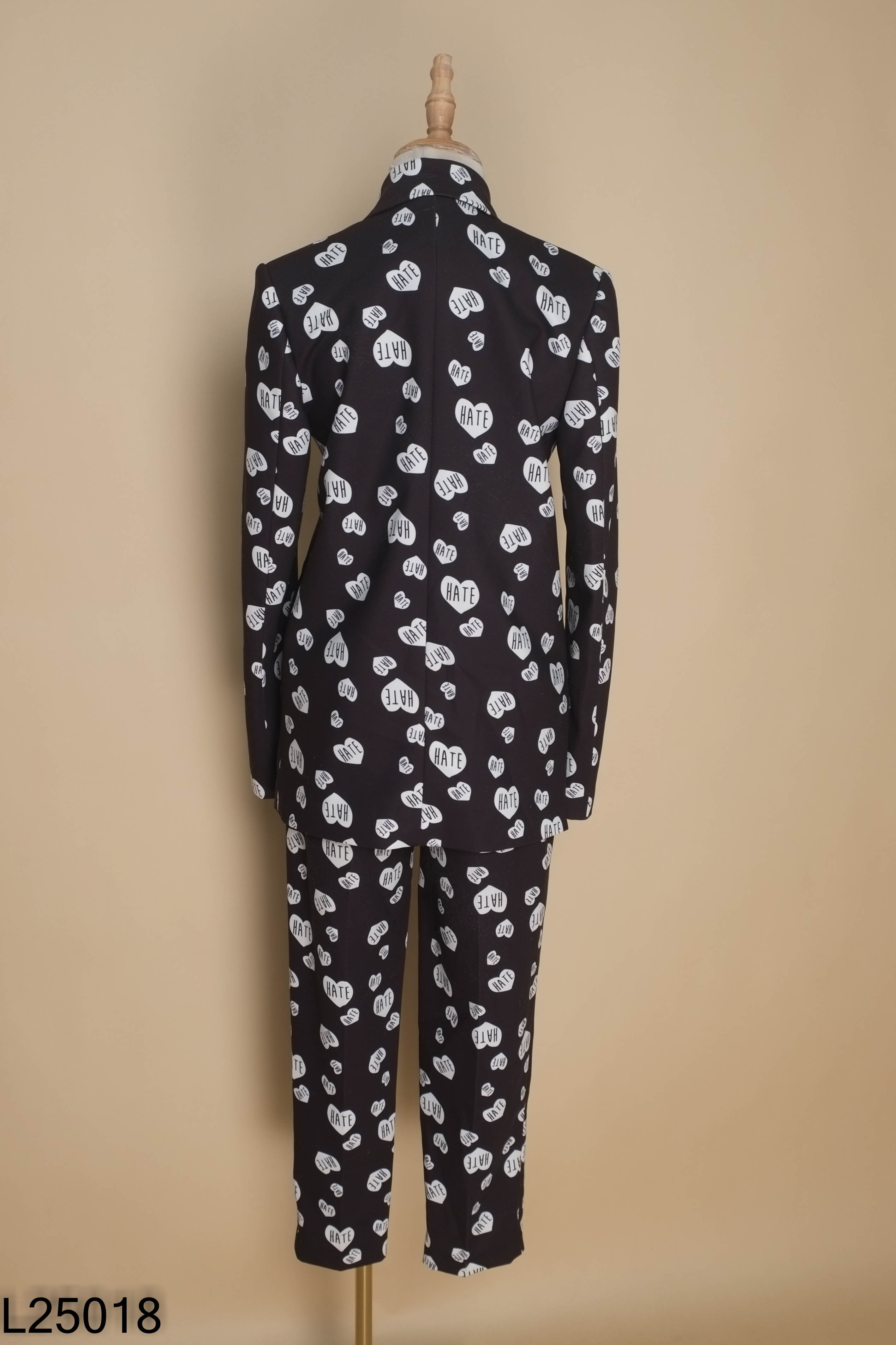 Set Áo blazer đen HATE họa tiết tim trắng + Quần dài