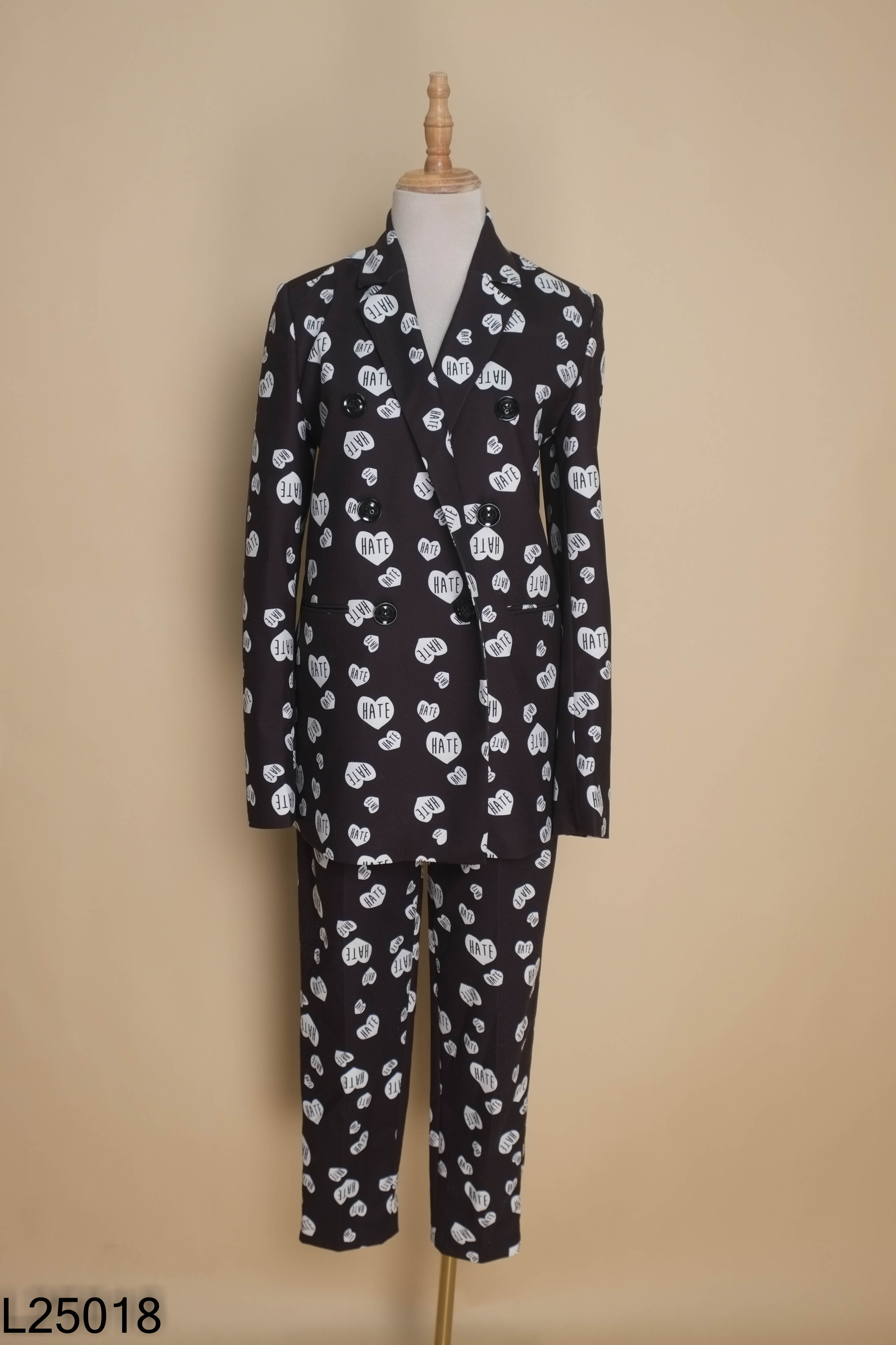 Set Áo blazer đen HATE họa tiết tim trắng + Quần dài