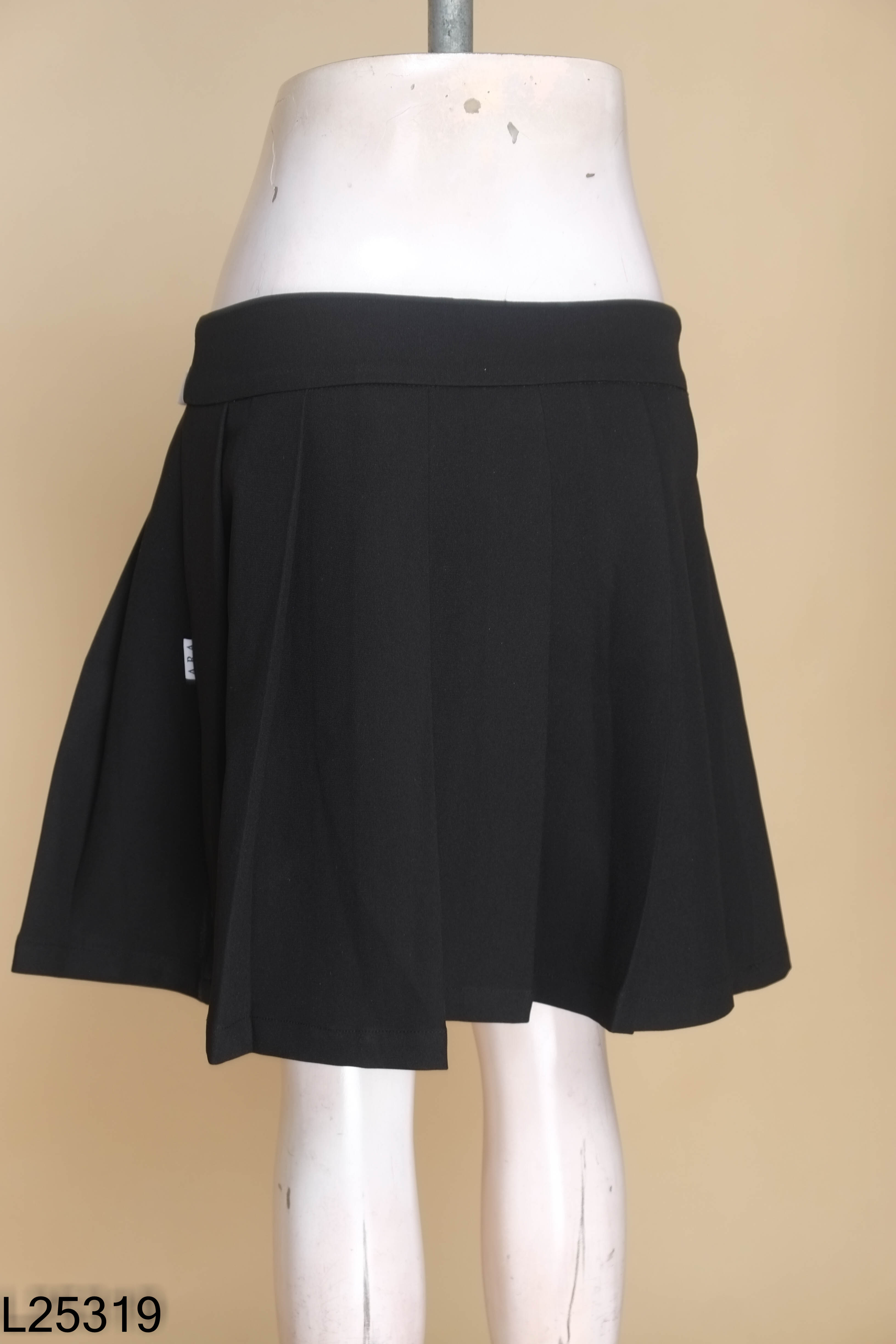 Chân váy ARA đen xếp ly