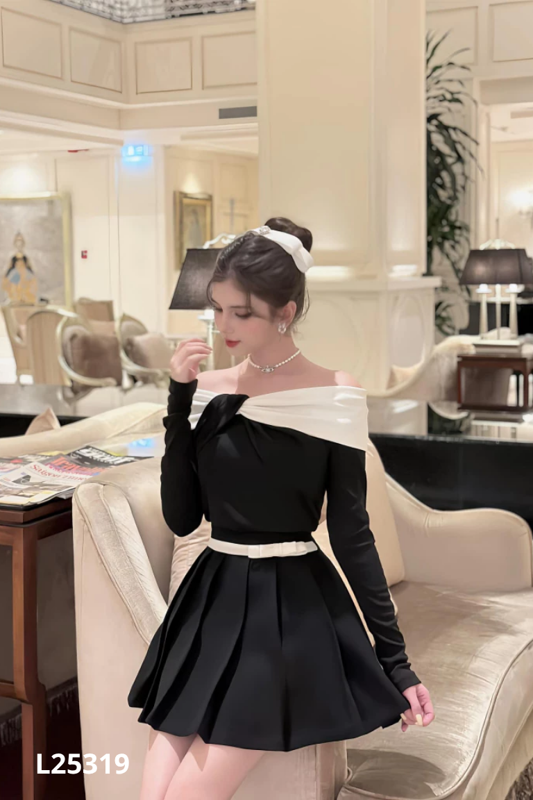 Chân váy ARA đen xếp ly