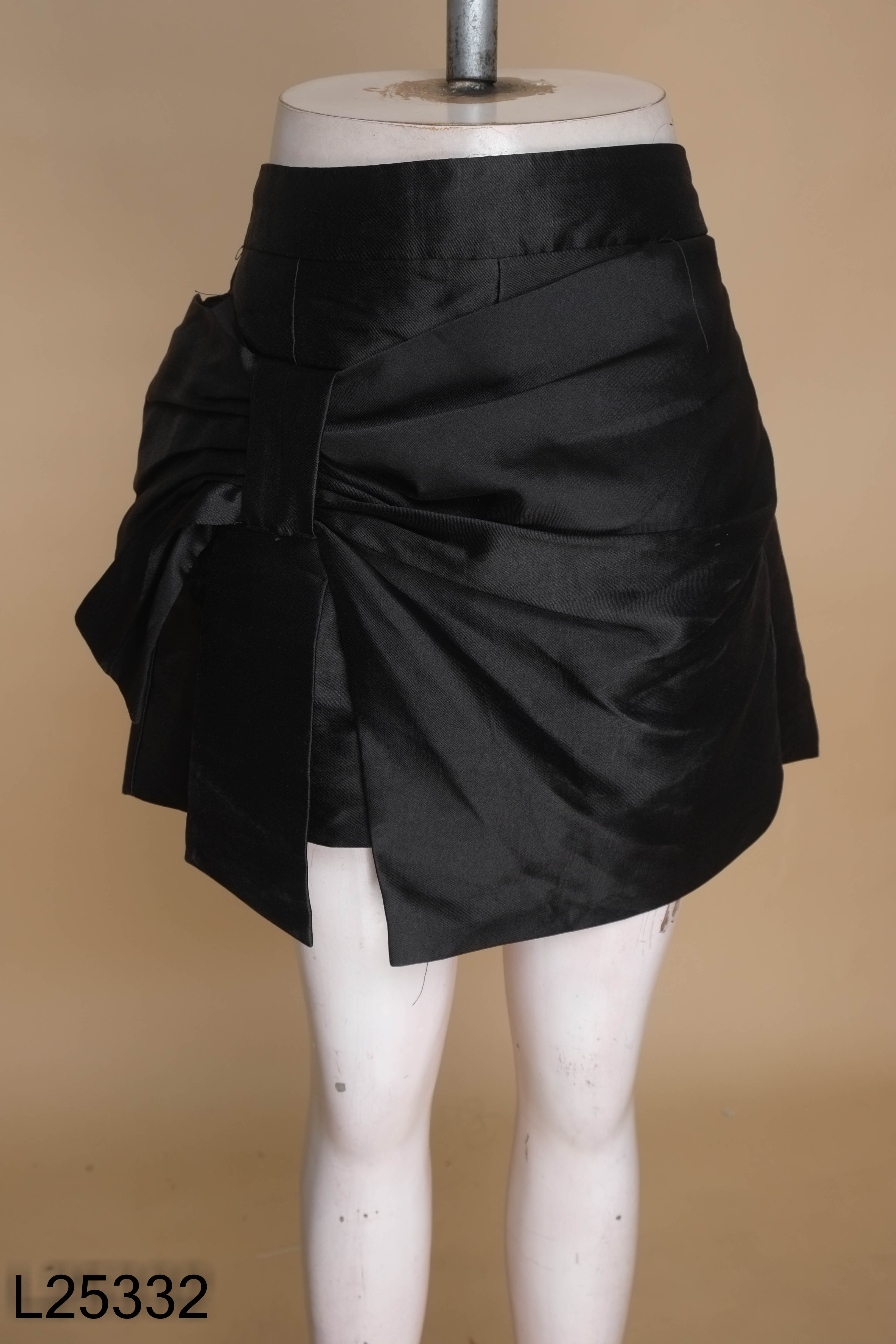 Quần short RICCI đen nơ trước