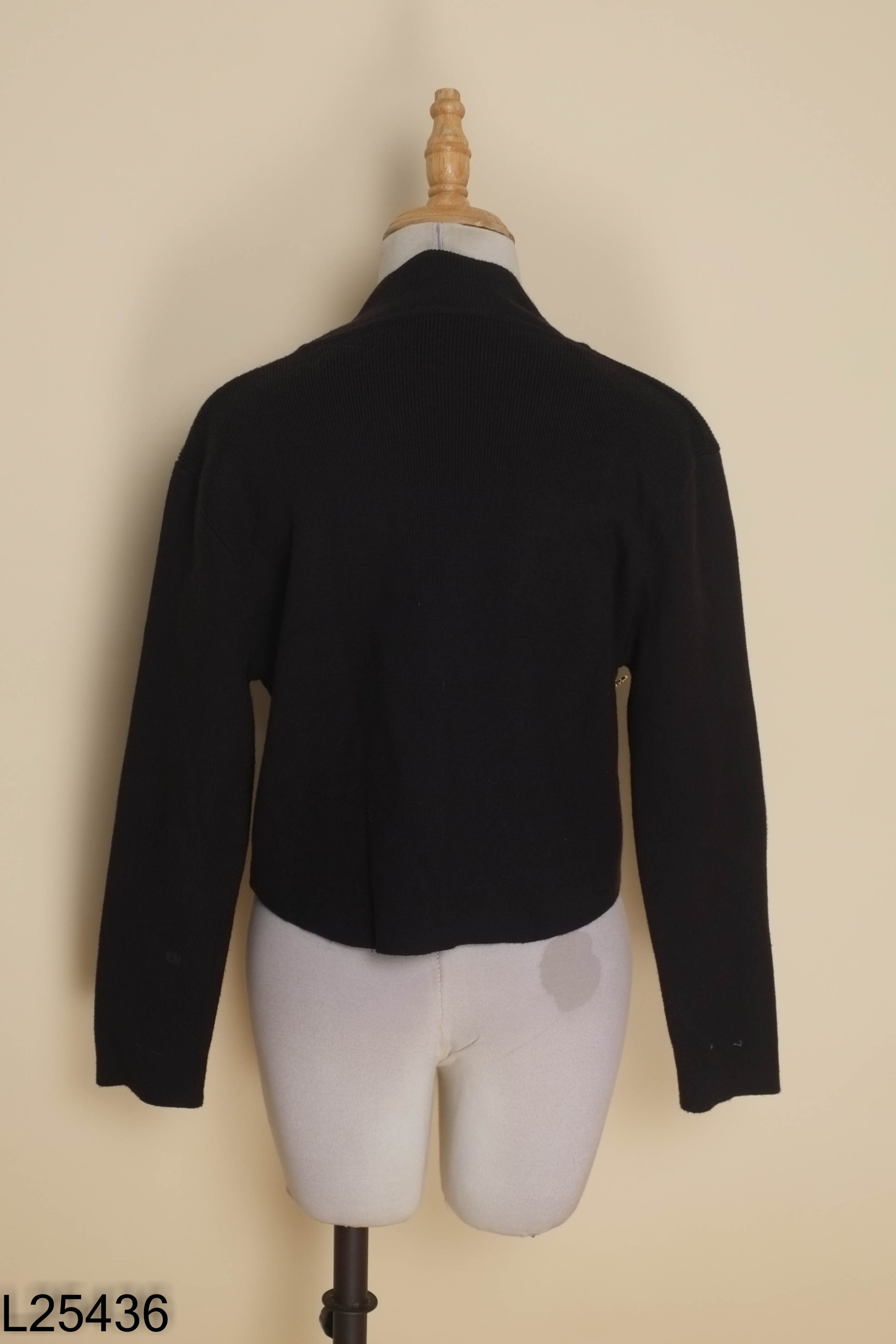 Cardigan len đen đính hoa