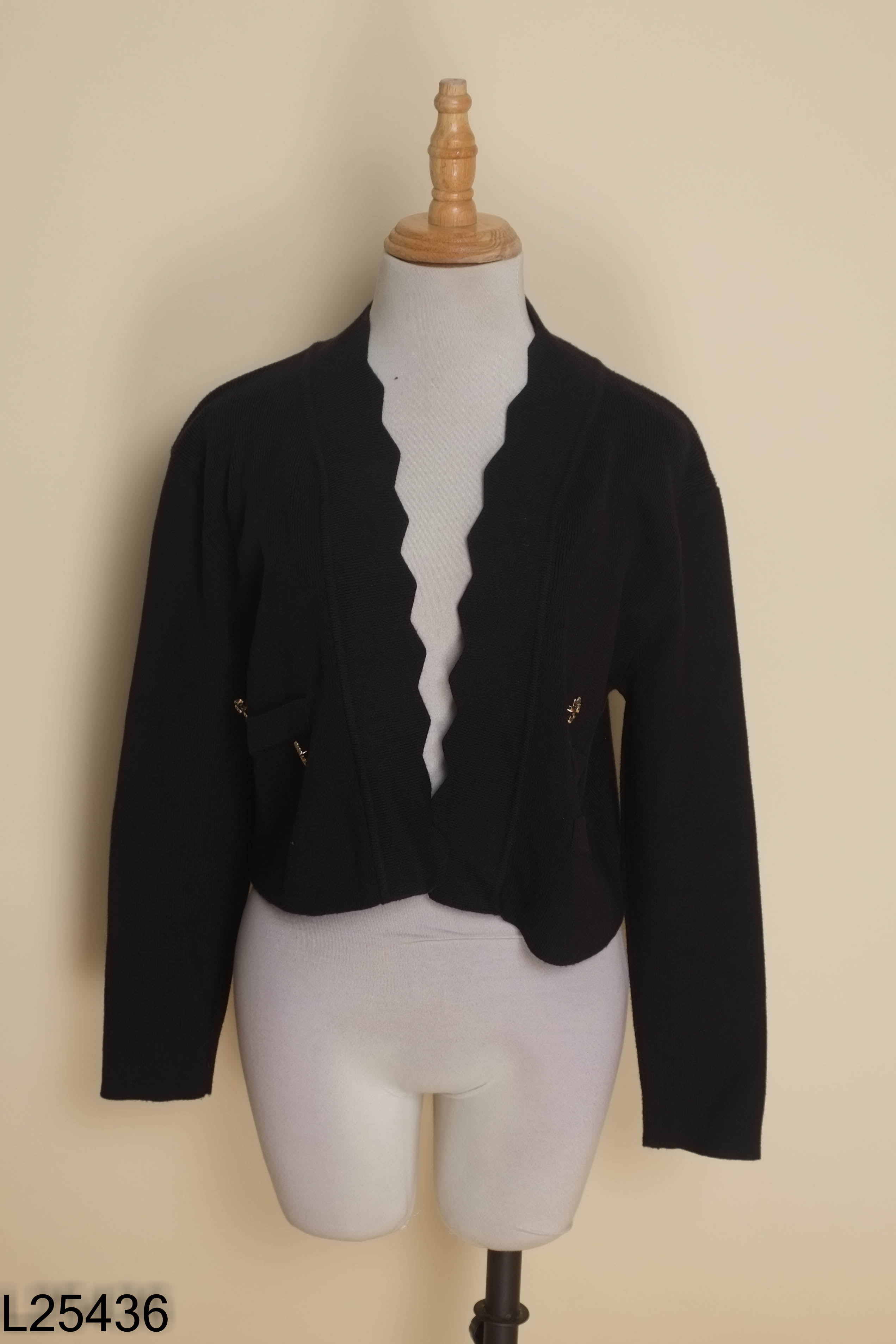 Cardigan len đen đính hoa