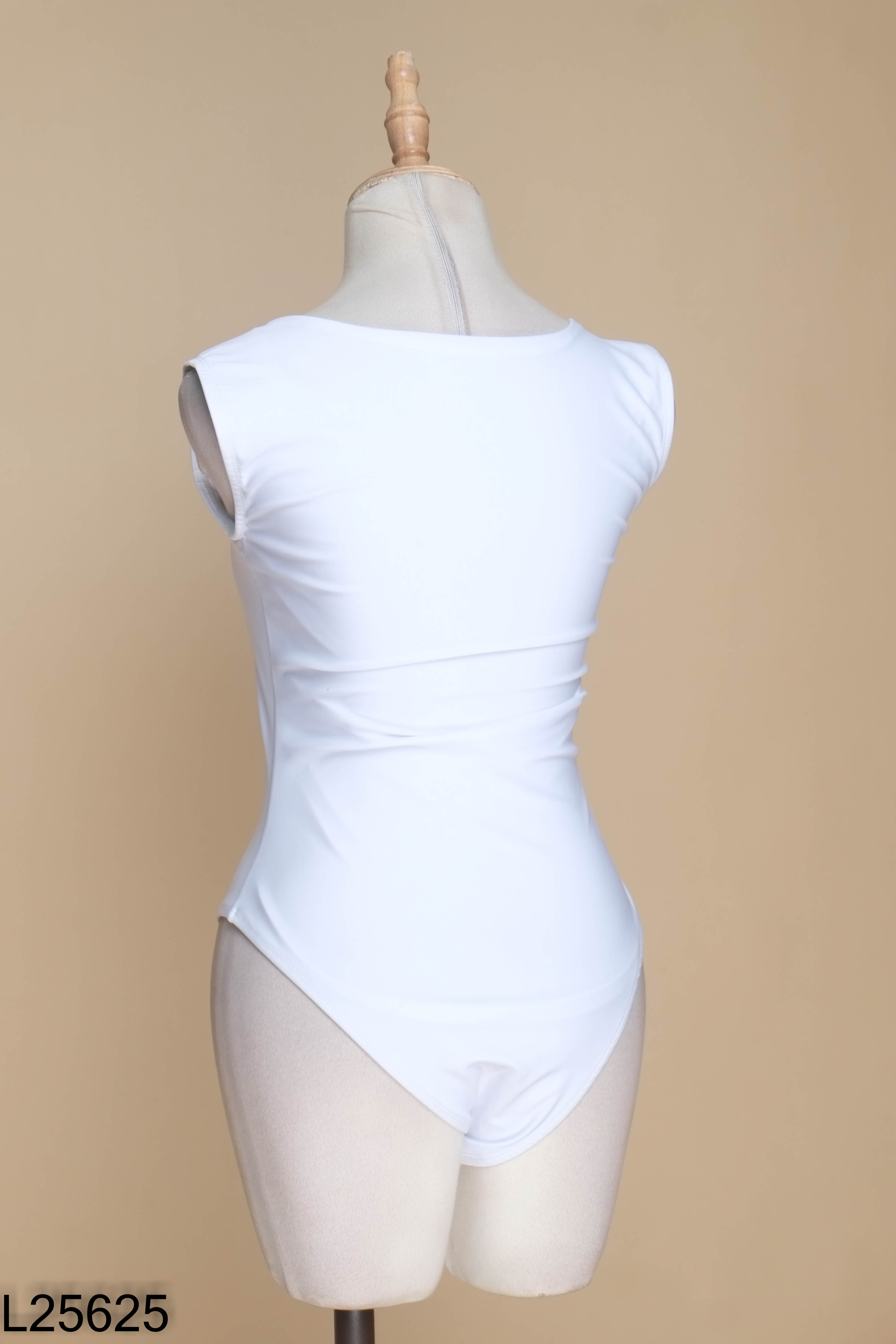 Bikini trắng sát nách