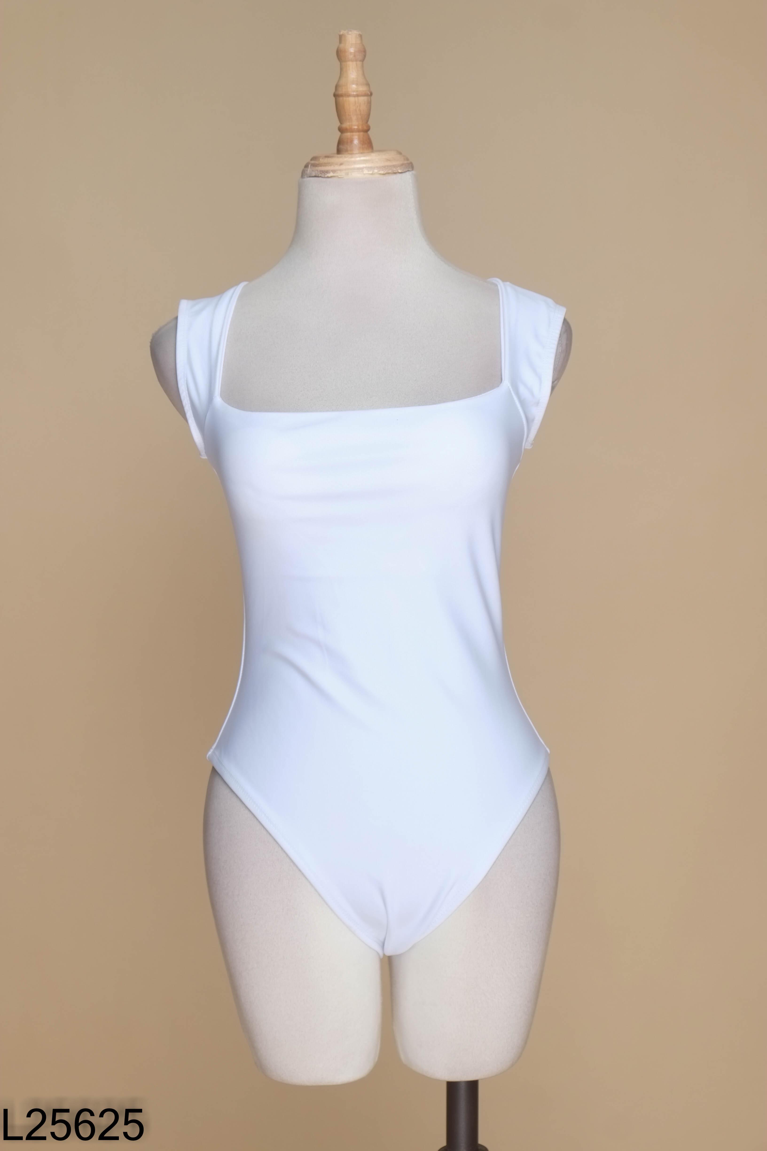 Bikini trắng sát nách