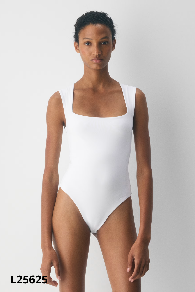 Bikini trắng sát nách