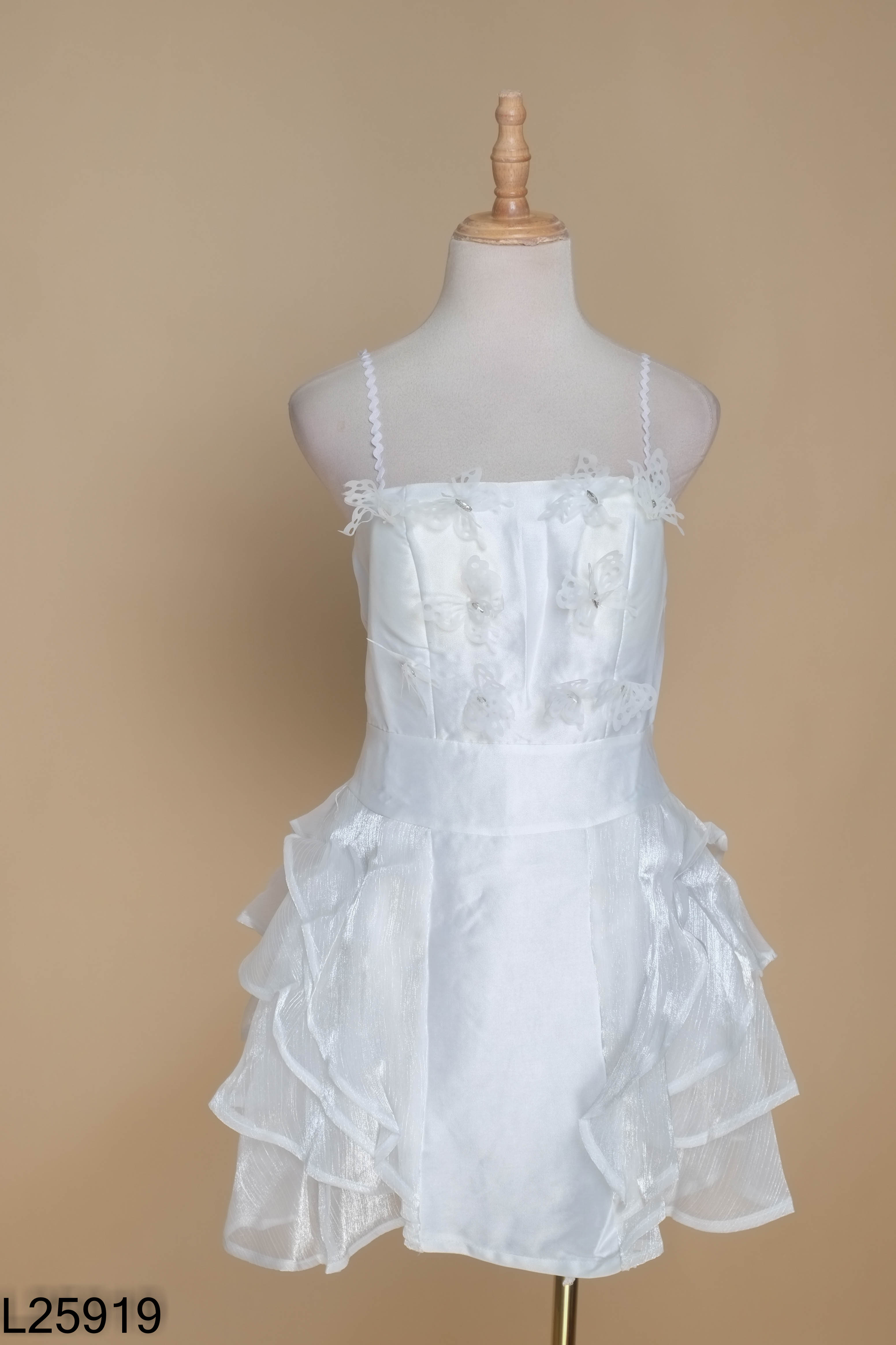 Váy trắng đính bướm