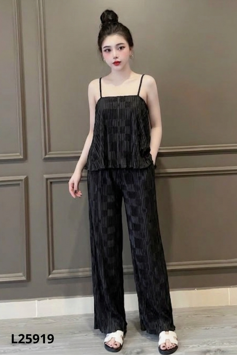 Set áo hai dây + quần dài đen xếp ly