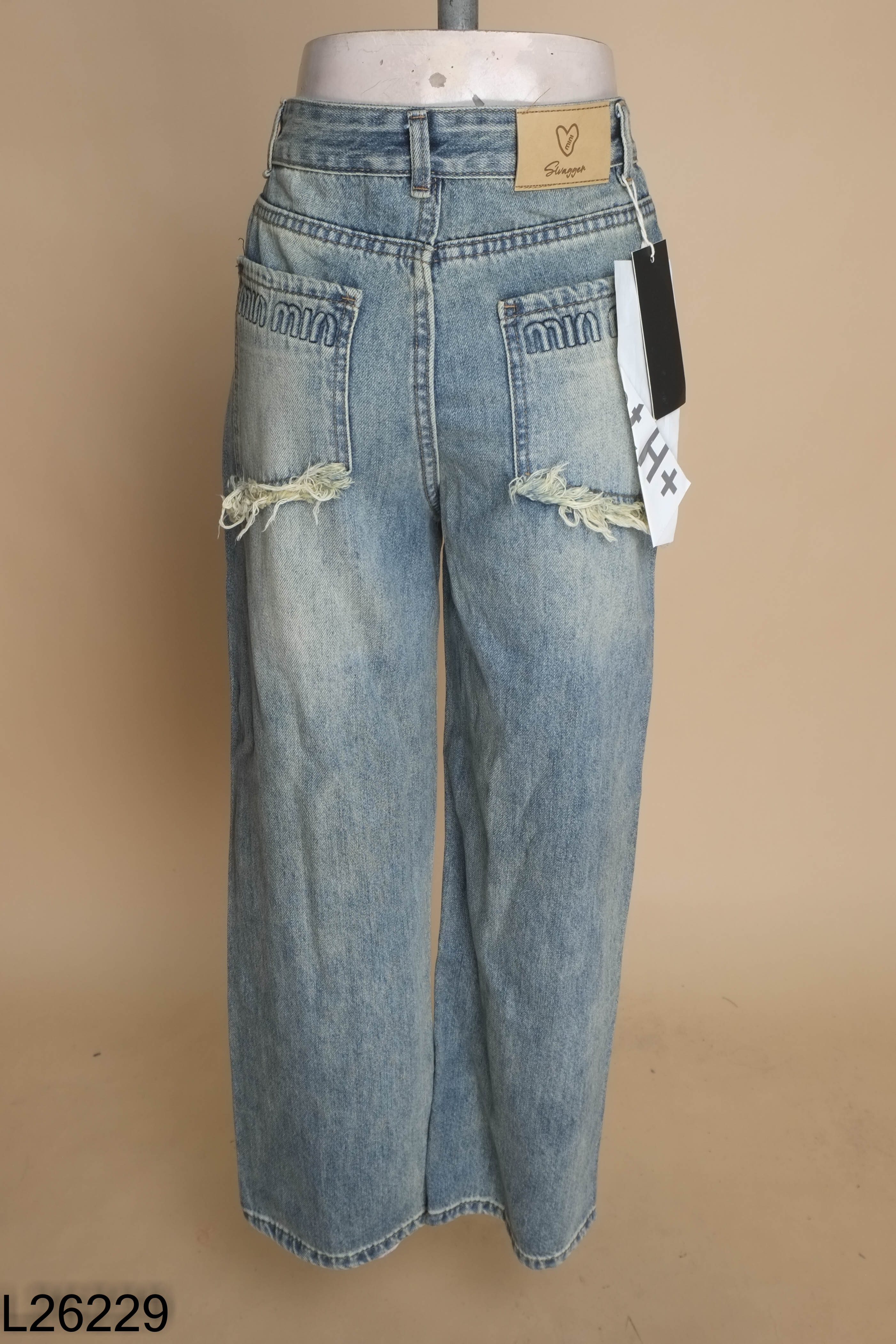Quần jeans xanh suông túi sau chữ miu
