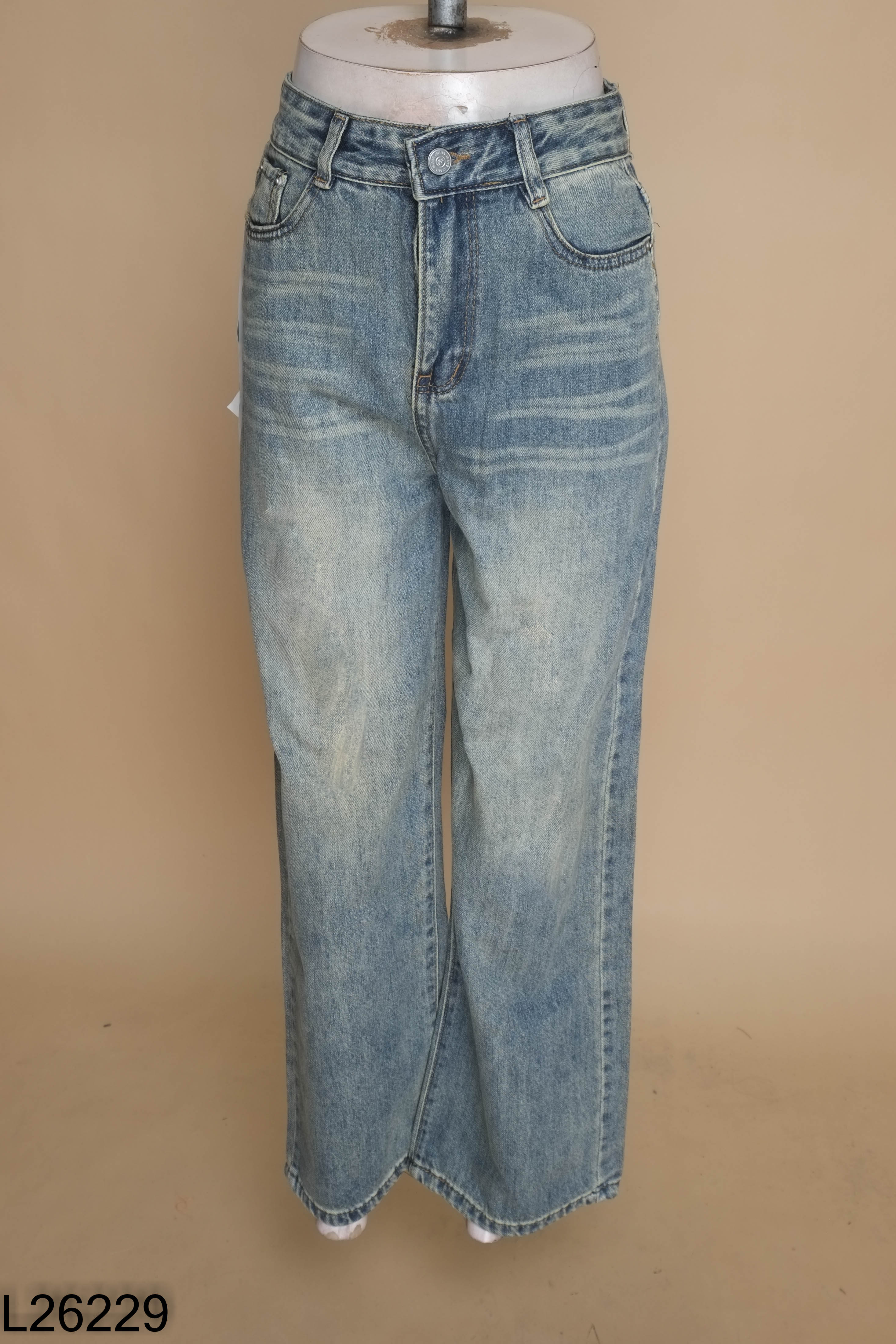 Quần jeans xanh suông túi sau chữ miu