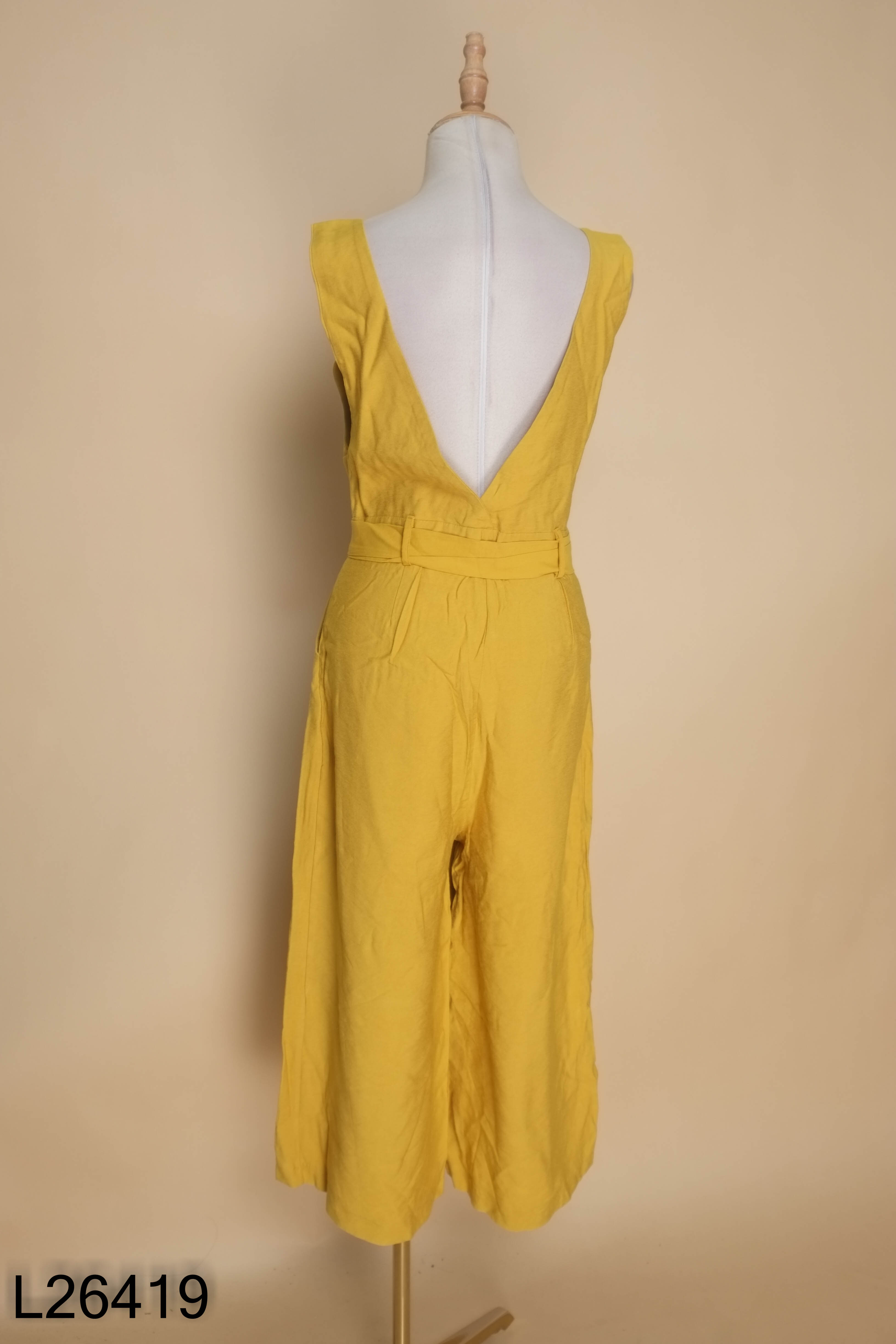 Jumpsuit vàng kèm đai